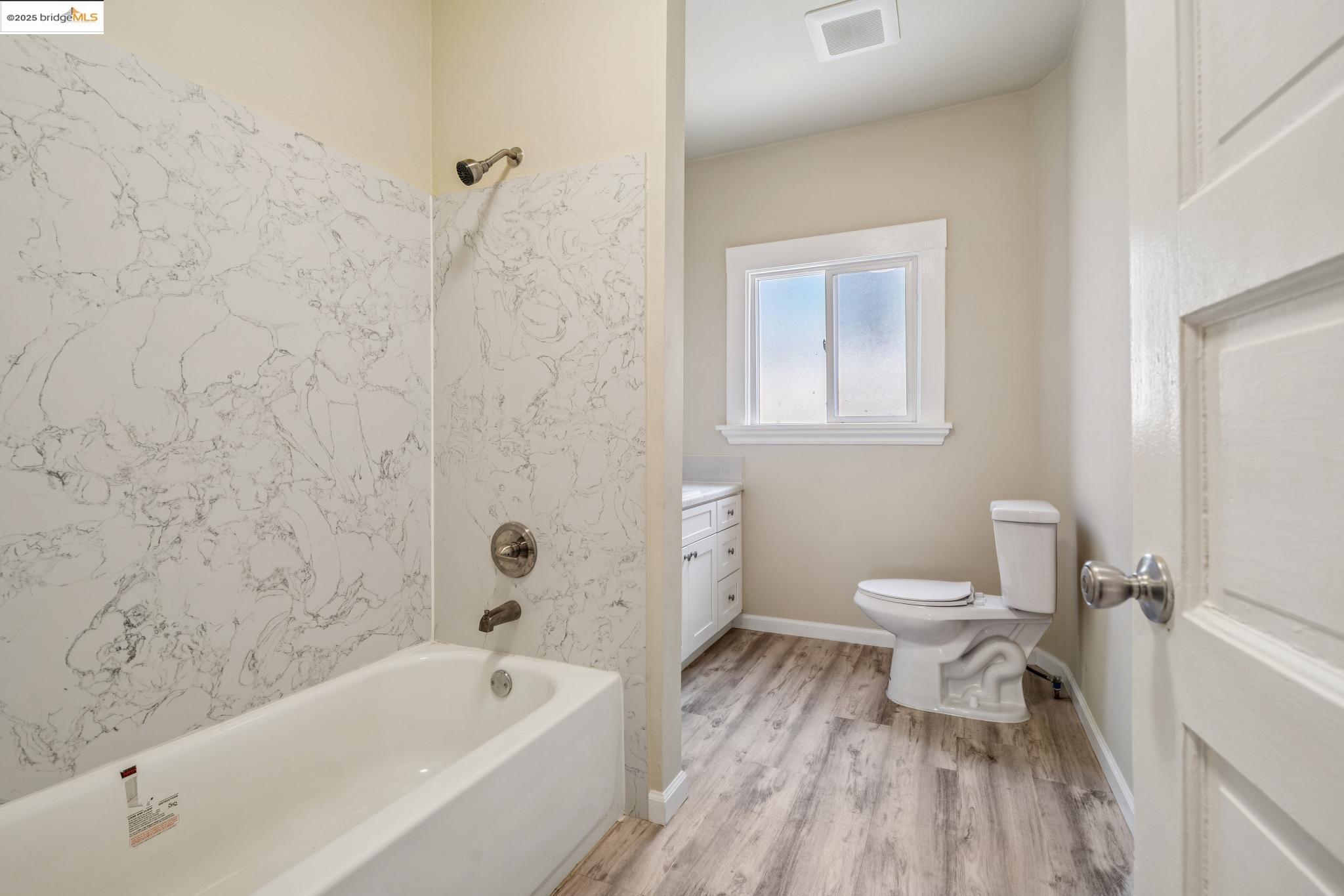 Detail Gallery Image 14 of 18 For 604 56th Street, Oakland,  CA 94609 - 4 Beds | 1/1 Baths