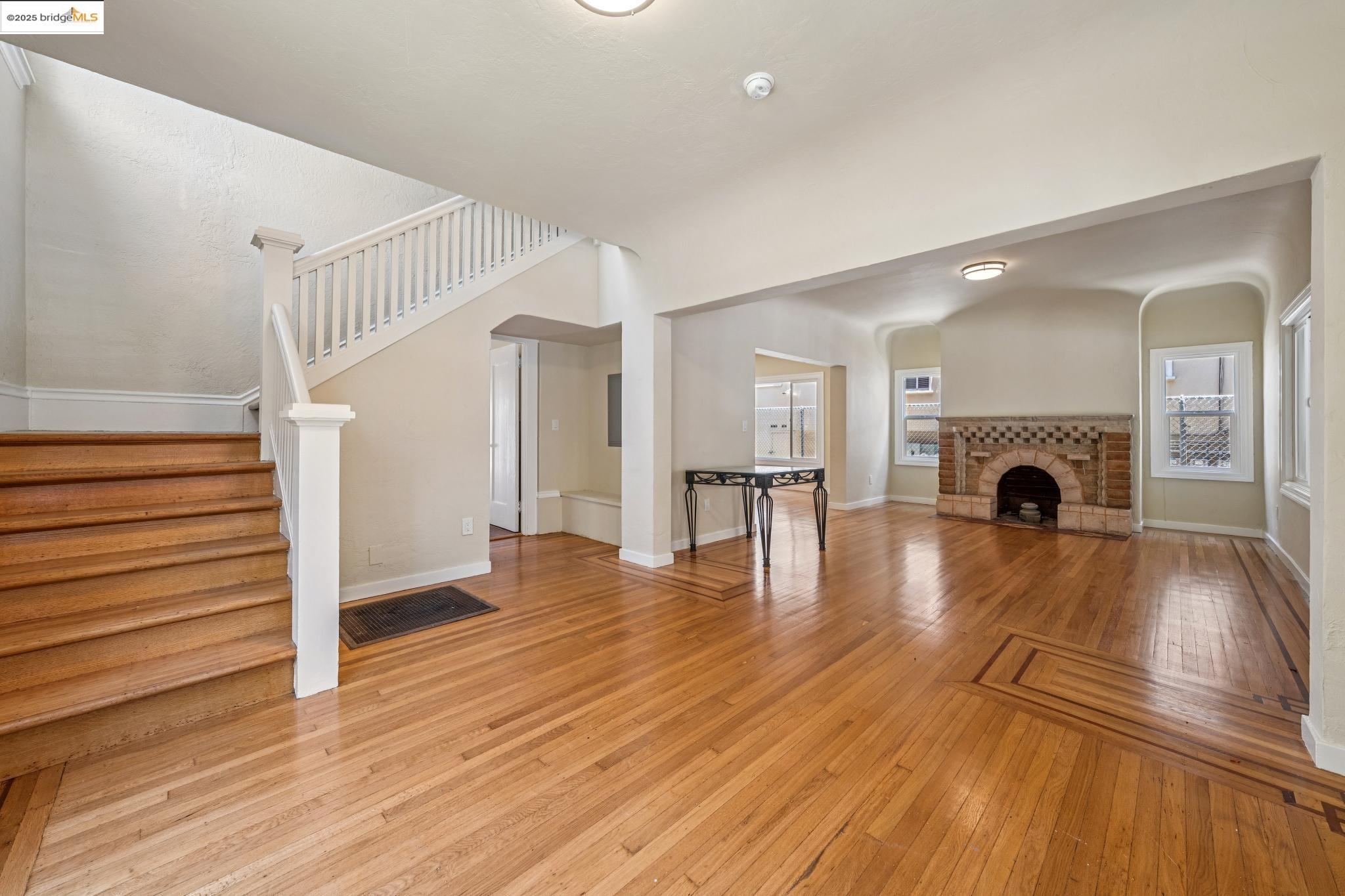Detail Gallery Image 4 of 18 For 604 56th Street, Oakland,  CA 94609 - 4 Beds | 1/1 Baths