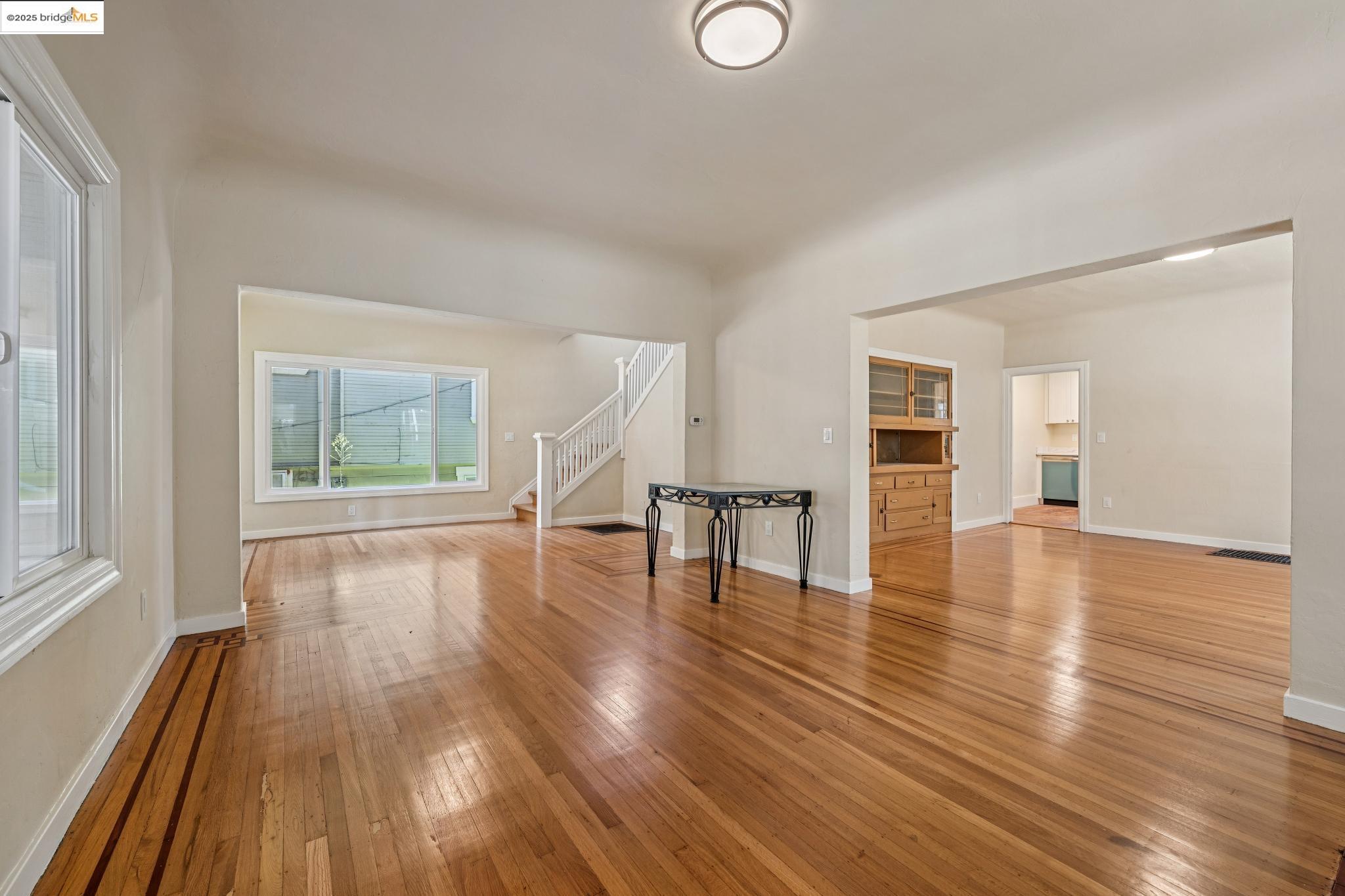 Detail Gallery Image 5 of 18 For 604 56th Street, Oakland,  CA 94609 - 4 Beds | 1/1 Baths
