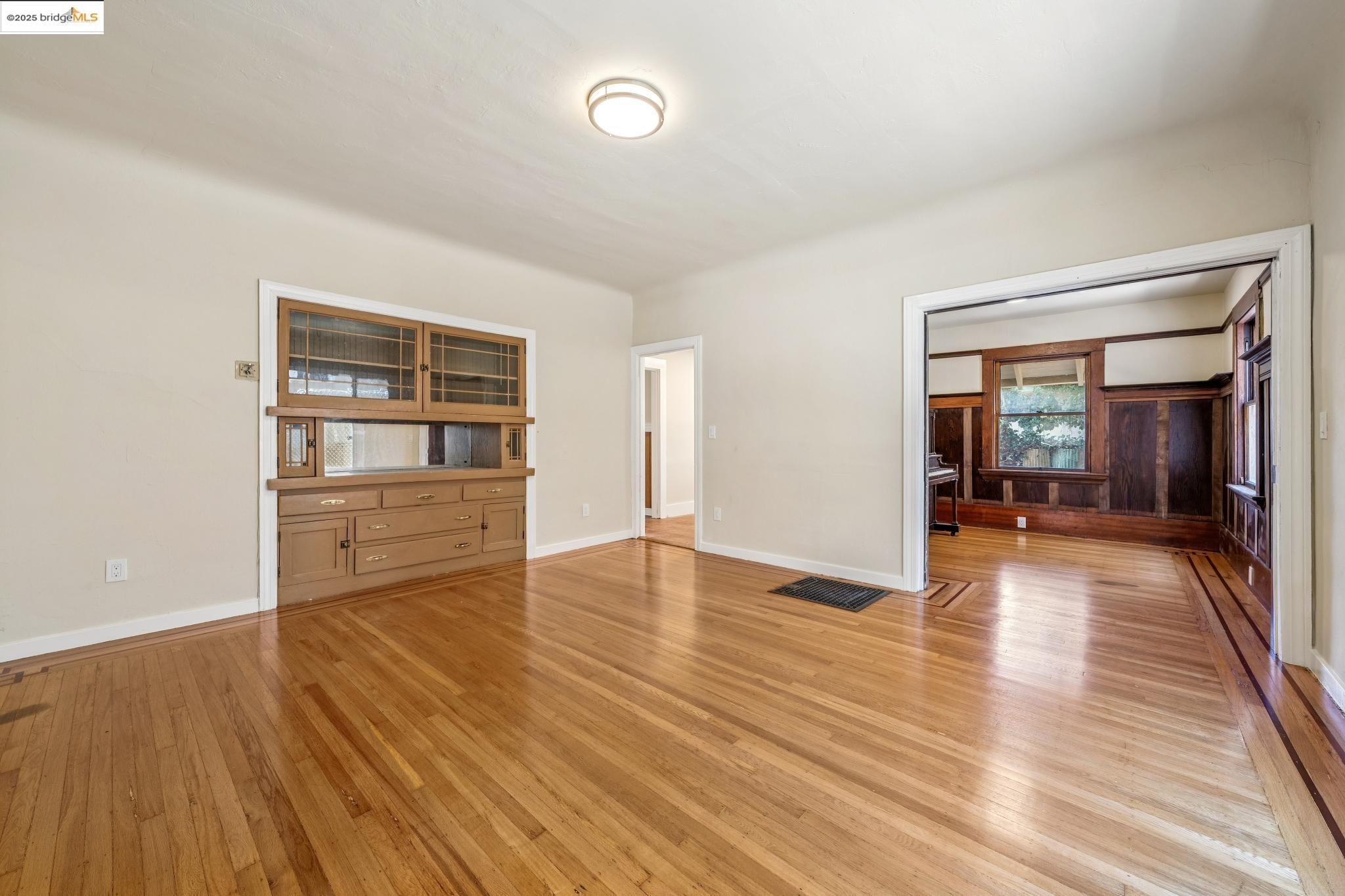 Detail Gallery Image 6 of 18 For 604 56th Street, Oakland,  CA 94609 - 4 Beds | 1/1 Baths