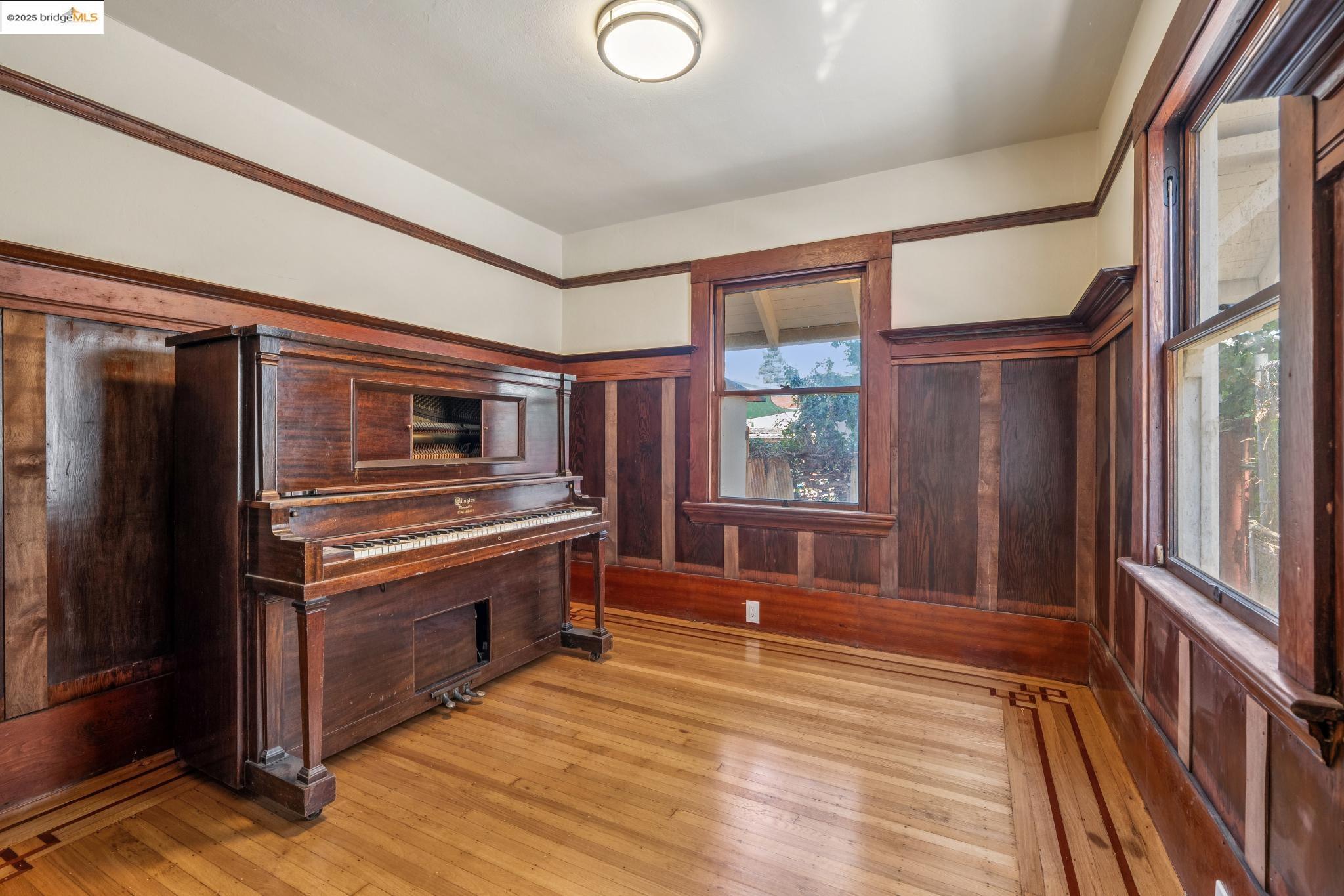 Detail Gallery Image 7 of 18 For 604 56th Street, Oakland,  CA 94609 - 4 Beds | 1/1 Baths