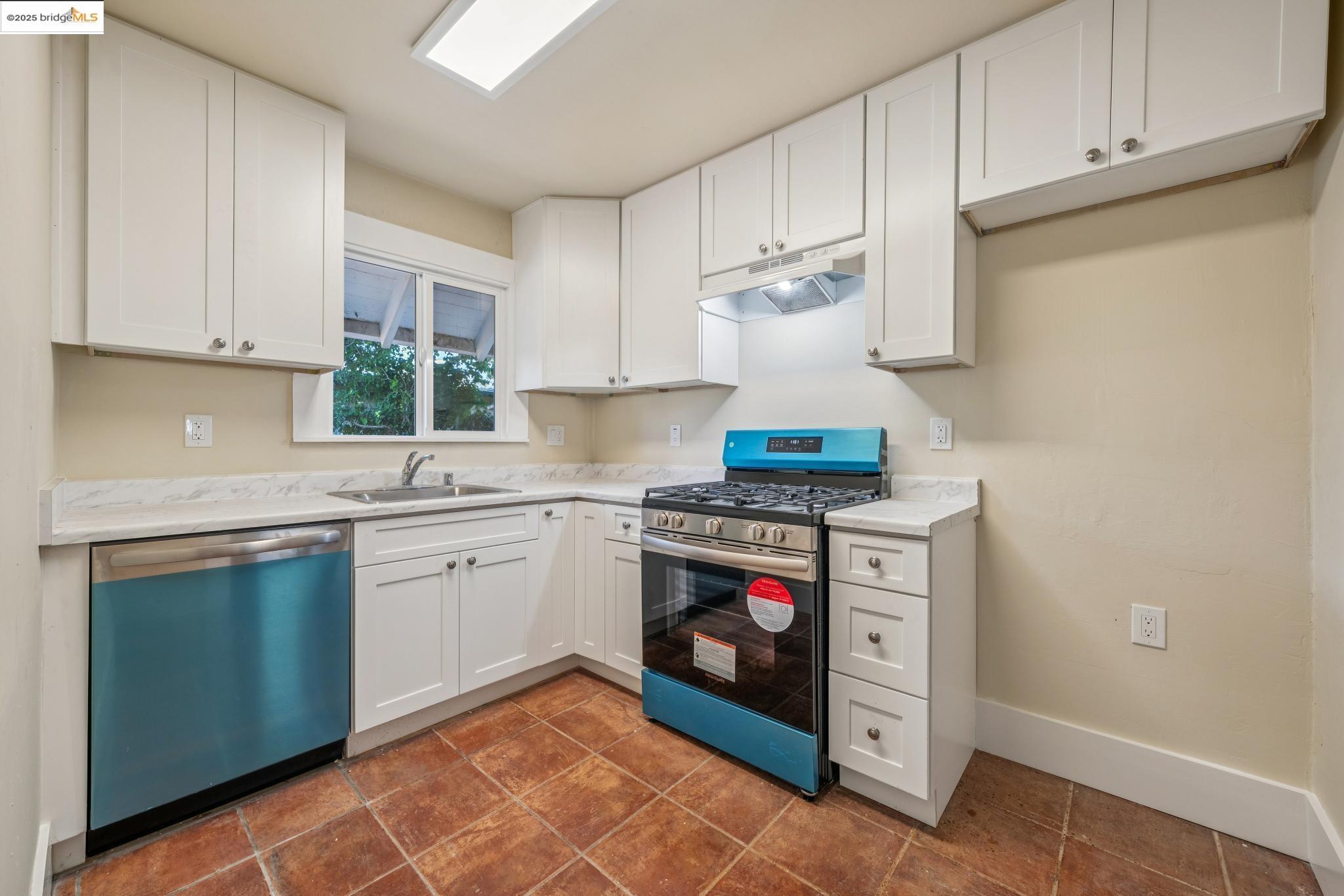 Detail Gallery Image 8 of 18 For 604 56th Street, Oakland,  CA 94609 - 4 Beds | 1/1 Baths