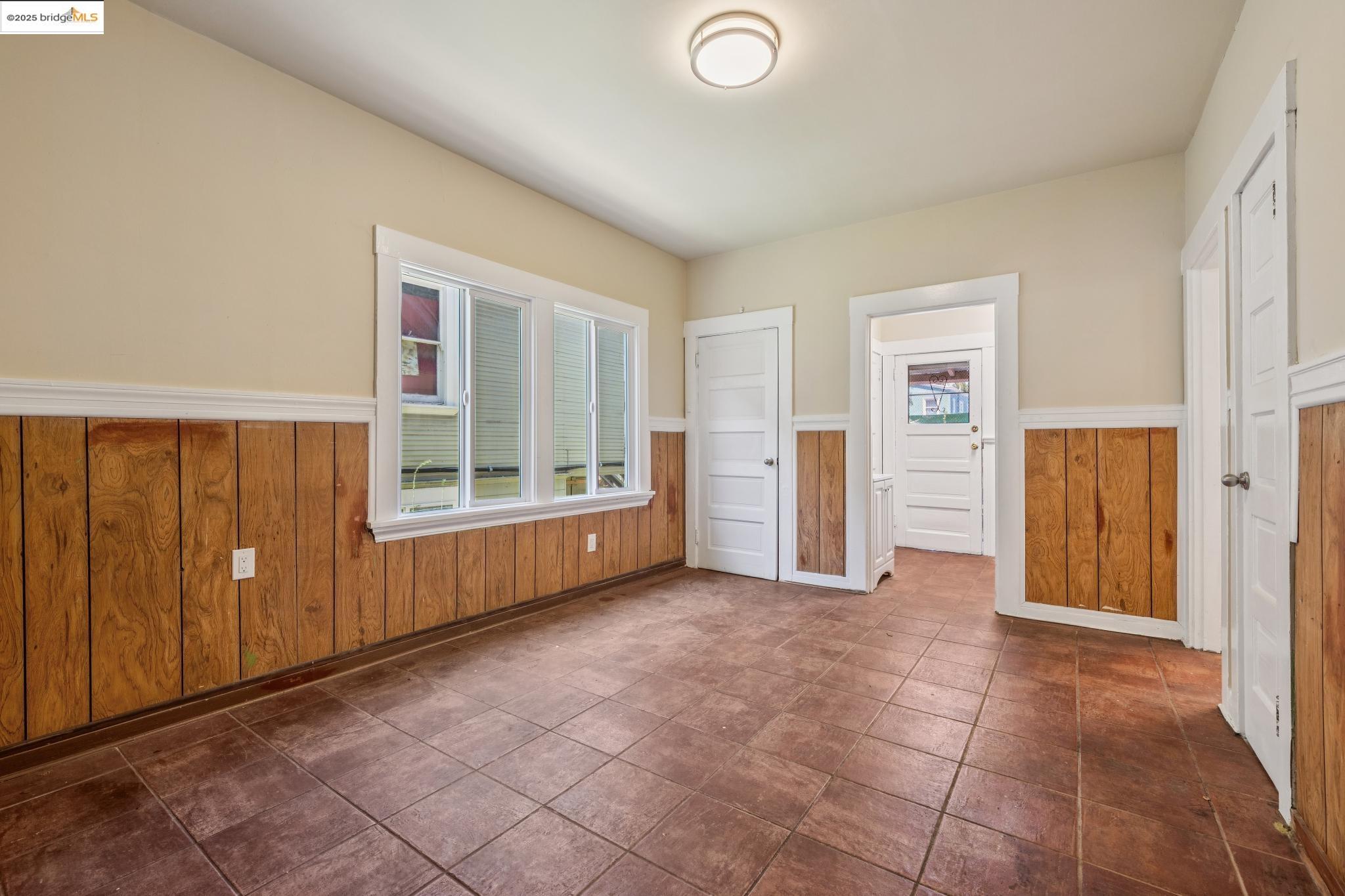 Detail Gallery Image 9 of 18 For 604 56th Street, Oakland,  CA 94609 - 4 Beds | 1/1 Baths