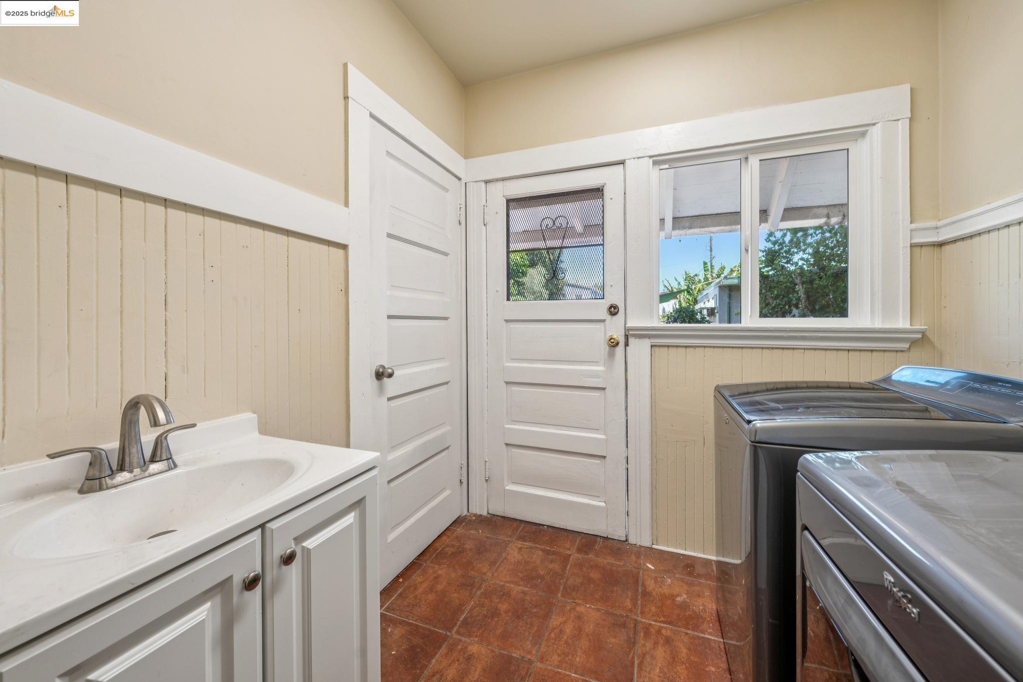Detail Gallery Image 10 of 18 For 604 56th Street, Oakland,  CA 94609 - 4 Beds | 1/1 Baths