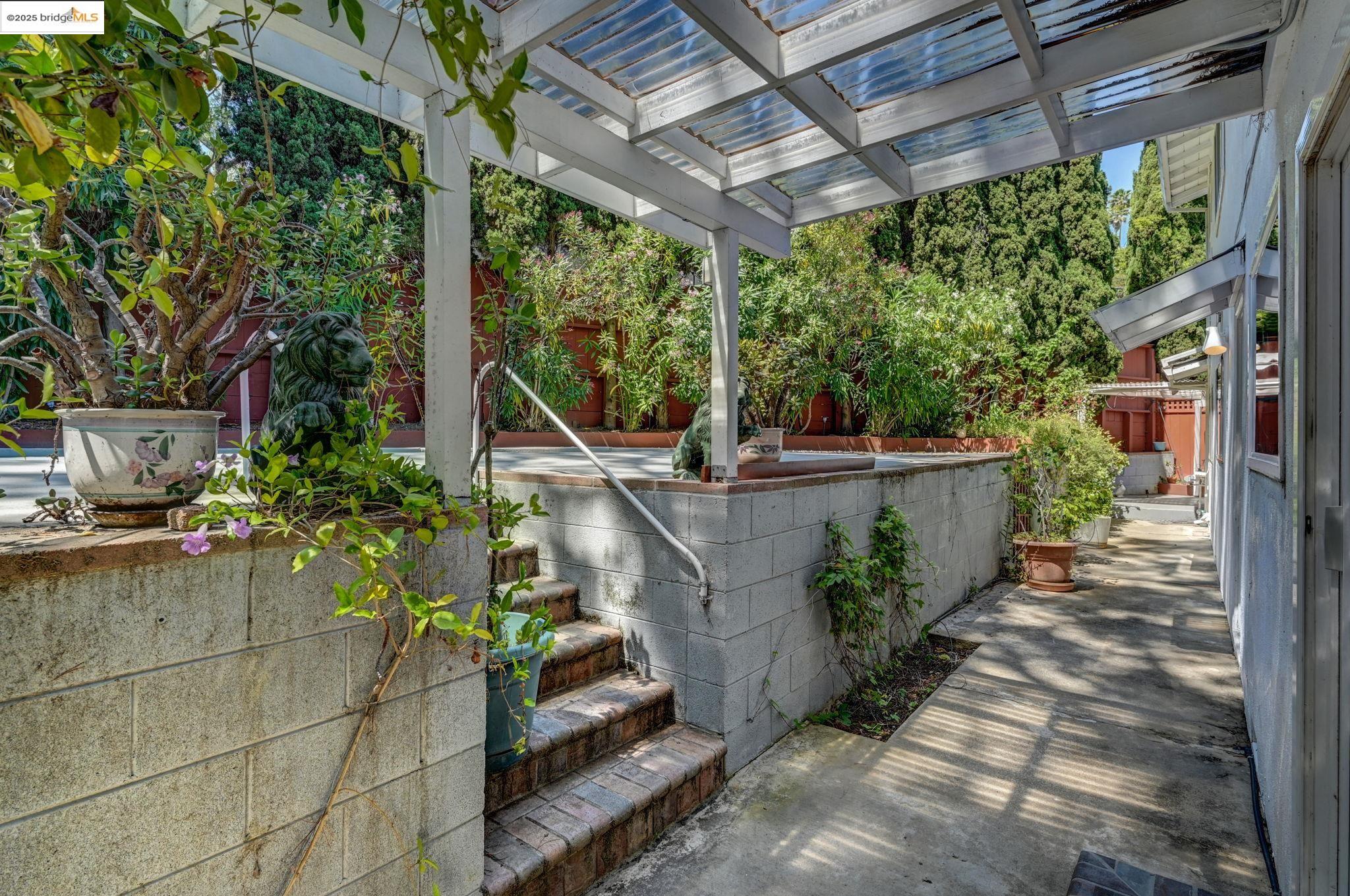 Detail Gallery Image 12 of 40 For 3271 Brittan Ave, San Carlos,  CA 94070 - 4 Beds | 2/1 Baths
