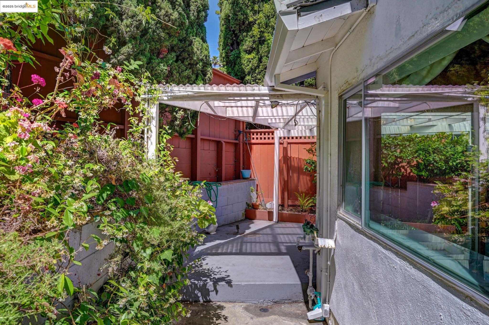Detail Gallery Image 13 of 40 For 3271 Brittan Ave, San Carlos,  CA 94070 - 4 Beds | 2/1 Baths