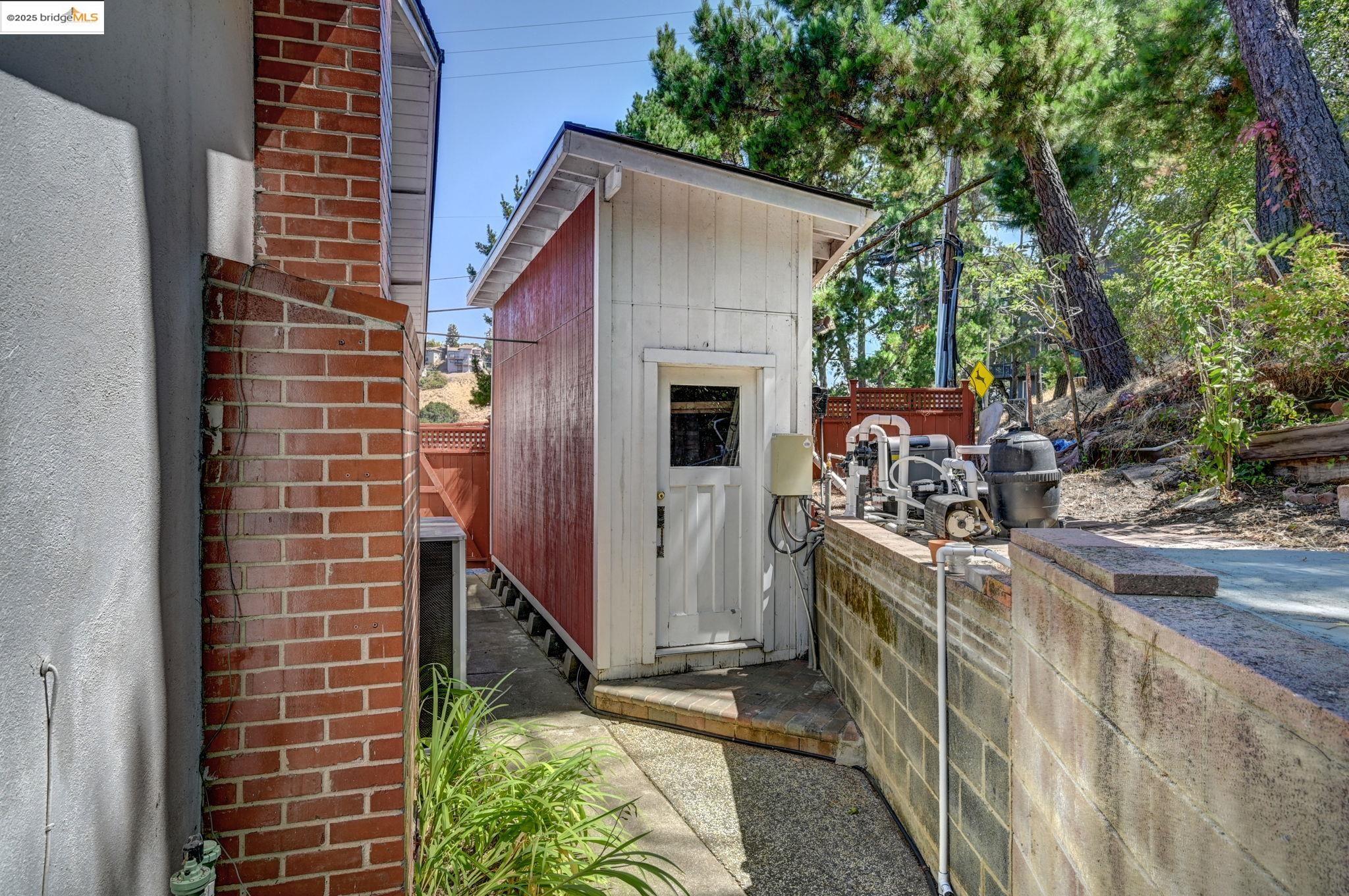 Detail Gallery Image 16 of 40 For 3271 Brittan Ave, San Carlos,  CA 94070 - 4 Beds | 2/1 Baths