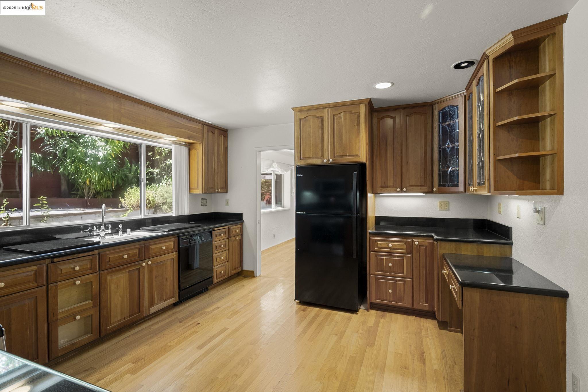 Detail Gallery Image 25 of 40 For 3271 Brittan Ave, San Carlos,  CA 94070 - 4 Beds | 2/1 Baths