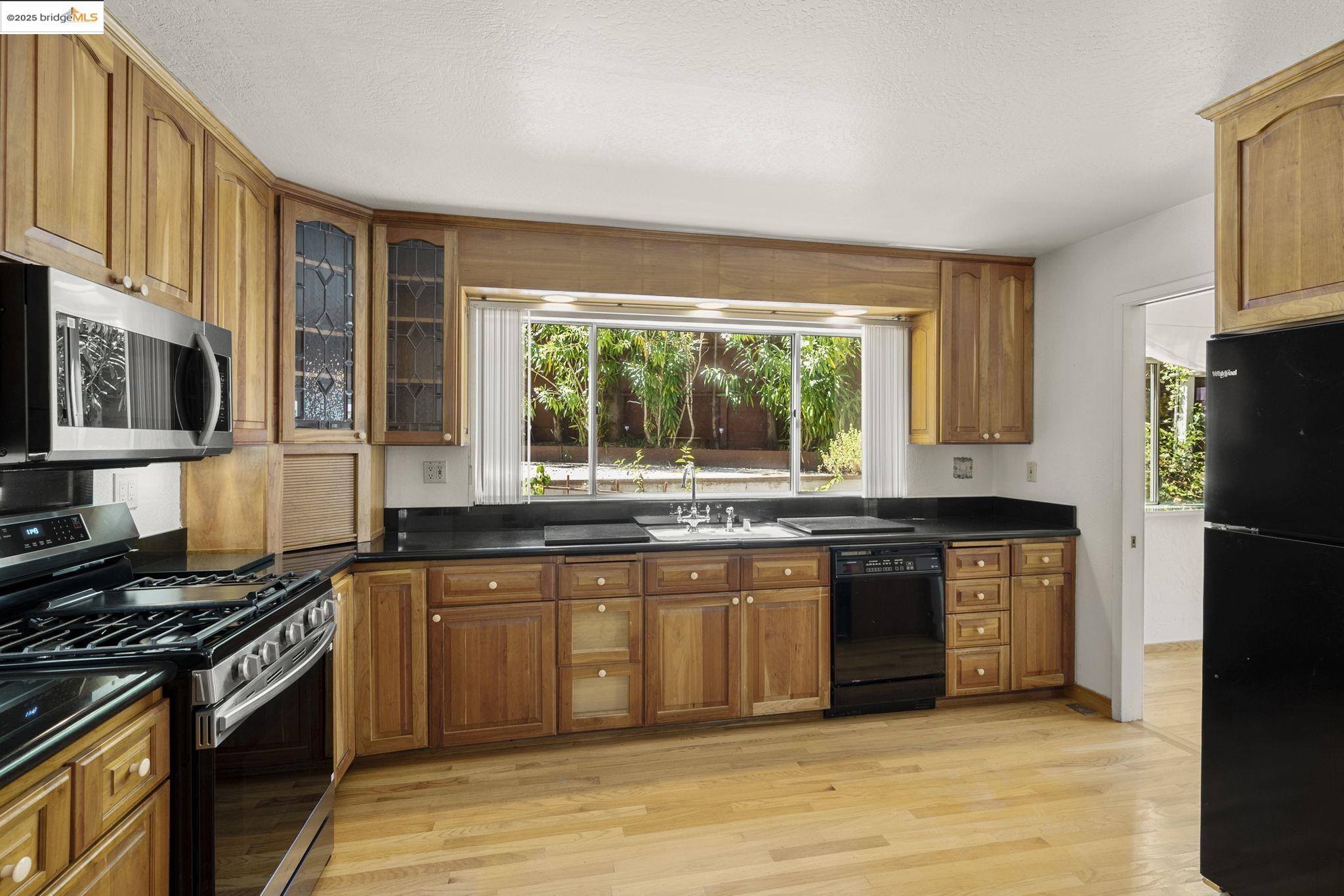 Detail Gallery Image 26 of 40 For 3271 Brittan Ave, San Carlos,  CA 94070 - 4 Beds | 2/1 Baths