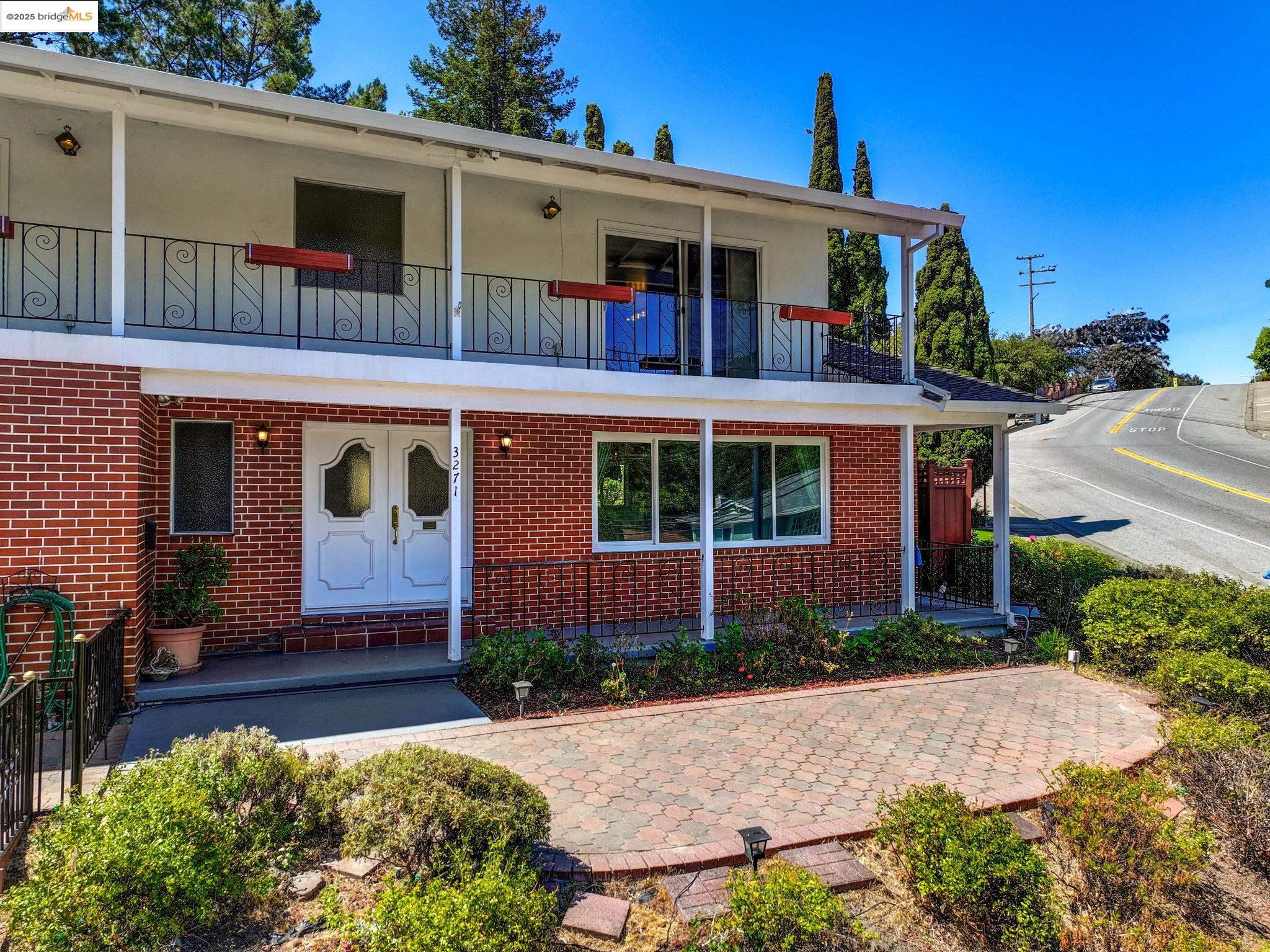 Detail Gallery Image 5 of 40 For 3271 Brittan Ave, San Carlos,  CA 94070 - 4 Beds | 2/1 Baths