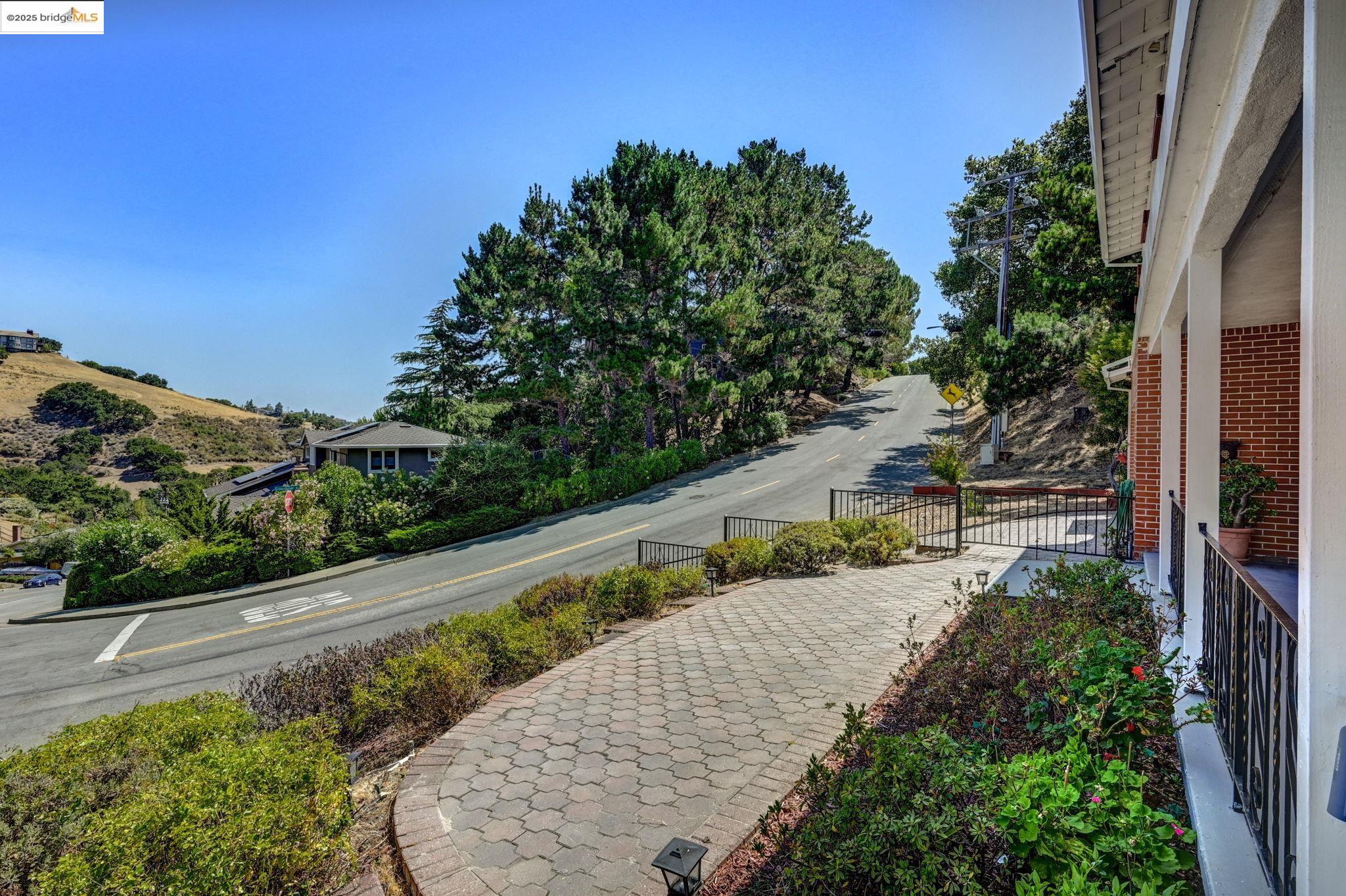 Detail Gallery Image 6 of 40 For 3271 Brittan Ave, San Carlos,  CA 94070 - 4 Beds | 2/1 Baths