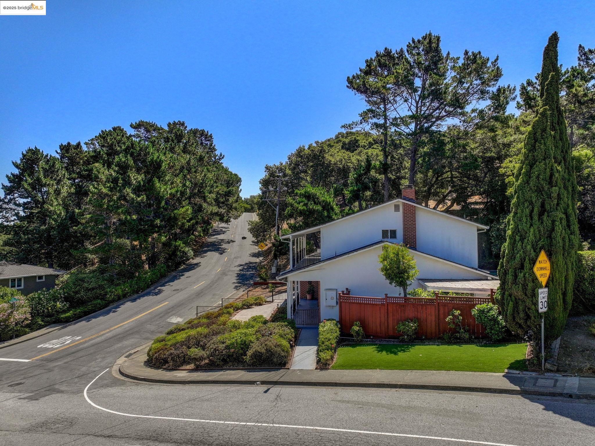 Detail Gallery Image 7 of 40 For 3271 Brittan Ave, San Carlos,  CA 94070 - 4 Beds | 2/1 Baths