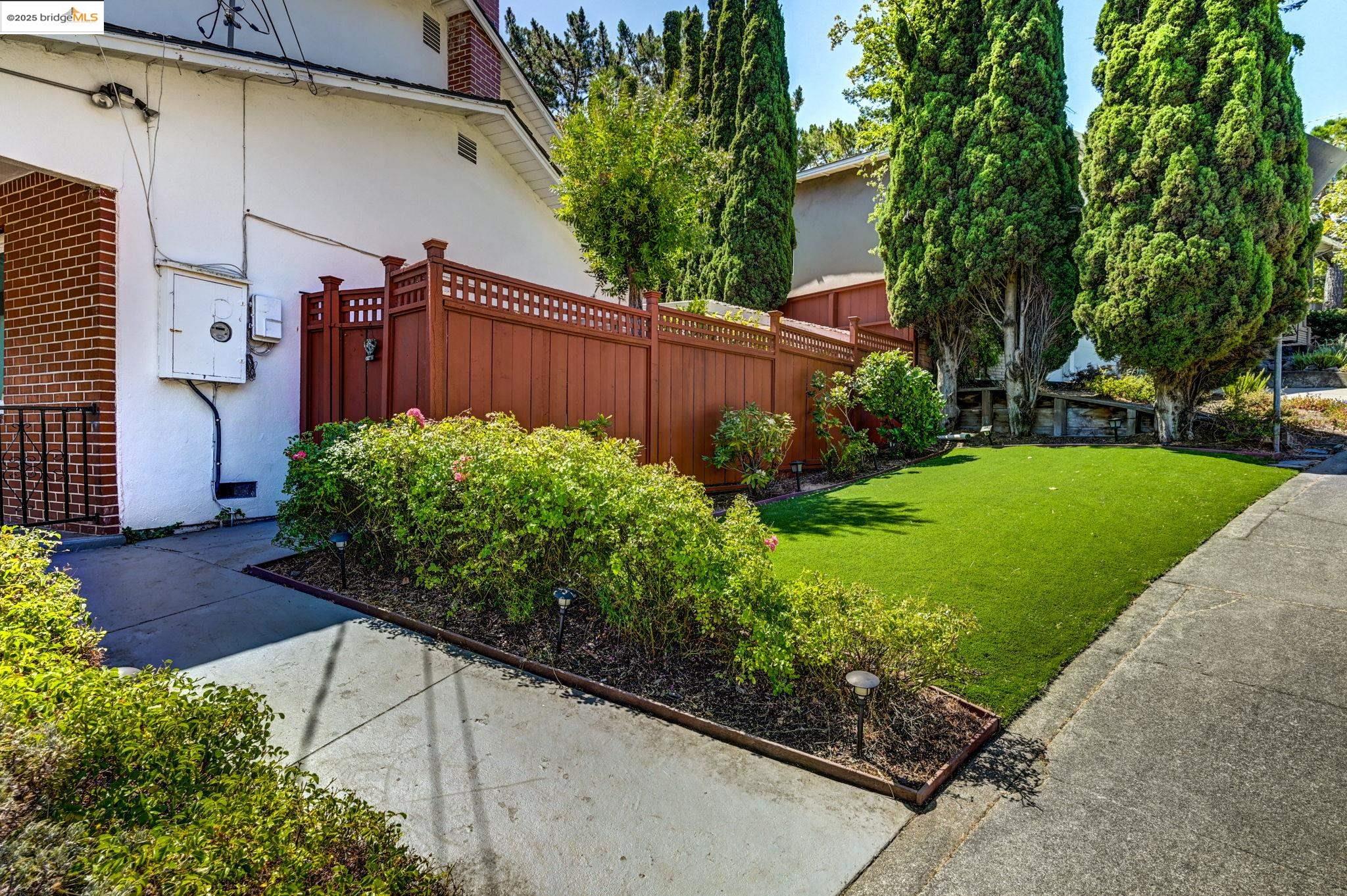 Detail Gallery Image 8 of 40 For 3271 Brittan Ave, San Carlos,  CA 94070 - 4 Beds | 2/1 Baths