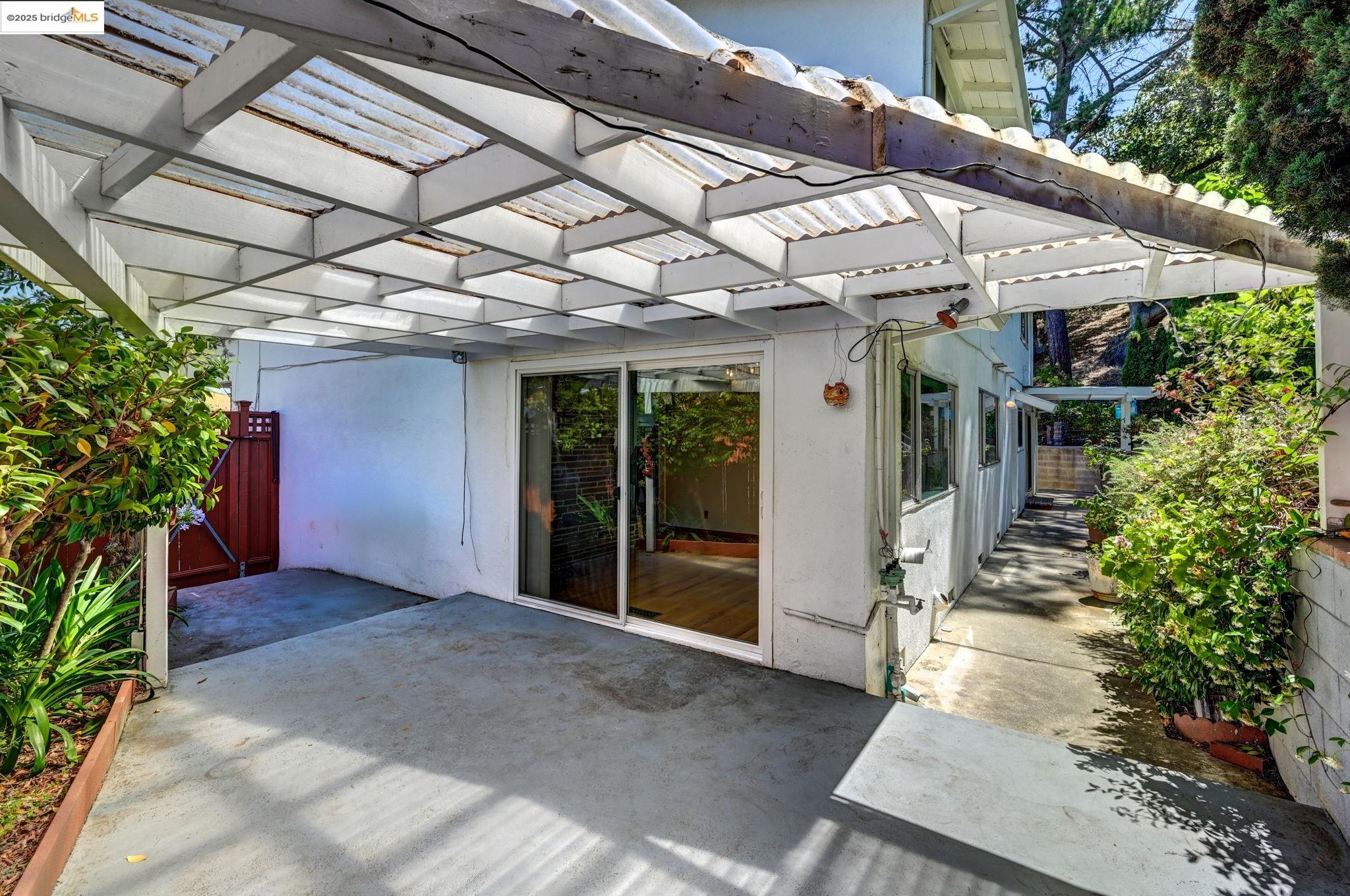 Detail Gallery Image 9 of 40 For 3271 Brittan Ave, San Carlos,  CA 94070 - 4 Beds | 2/1 Baths