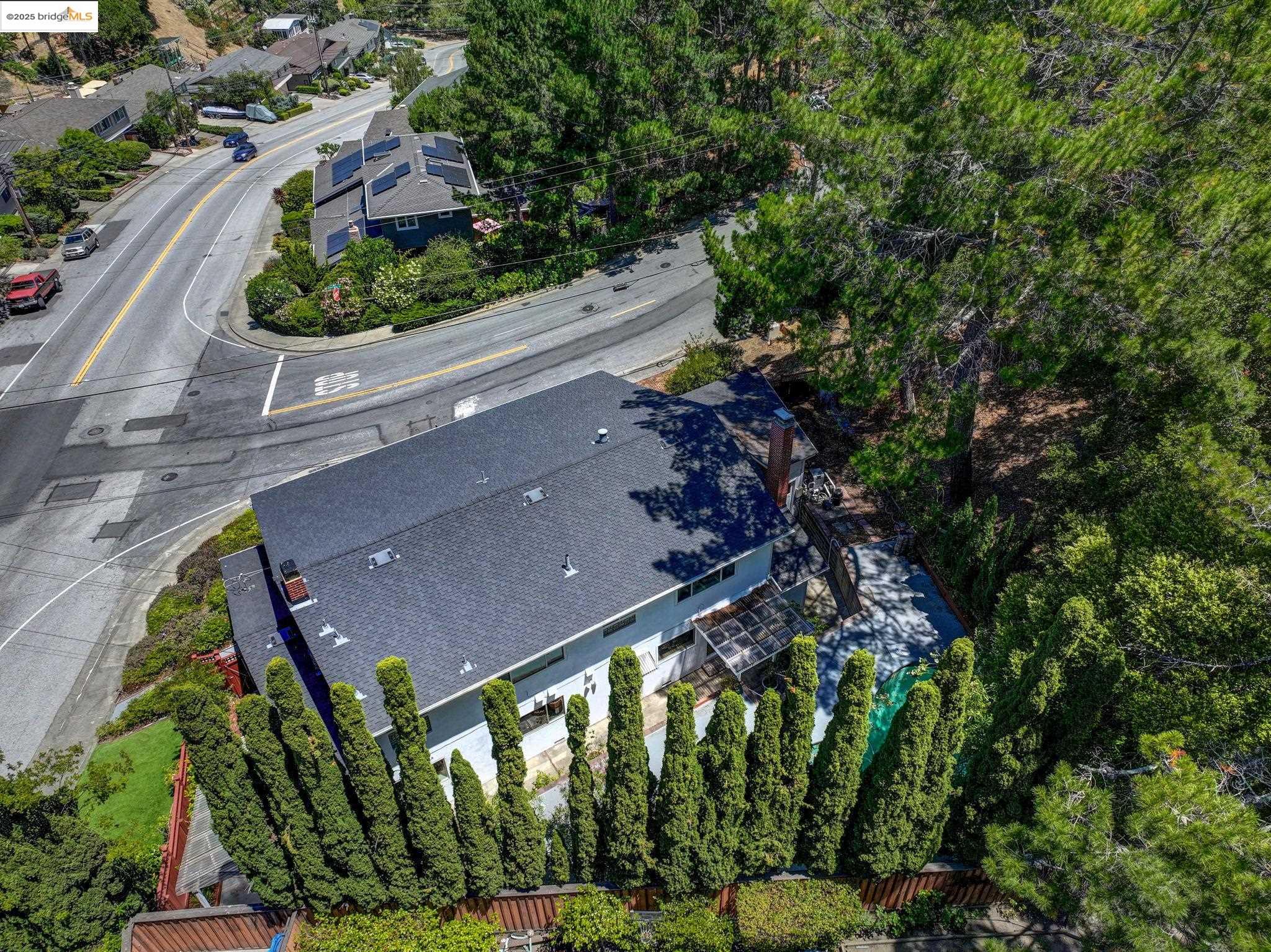Detail Gallery Image 10 of 40 For 3271 Brittan Ave, San Carlos,  CA 94070 - 4 Beds | 2/1 Baths