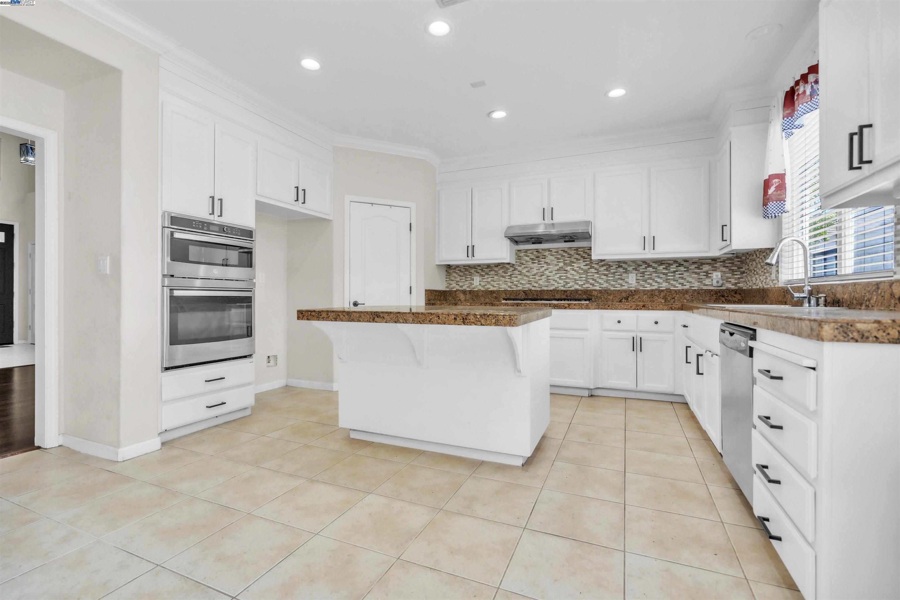 Detail Gallery Image 2 of 52 For 2096 Goldpine Way, Antioch,  CA 94509 - 5 Beds | 3 Baths