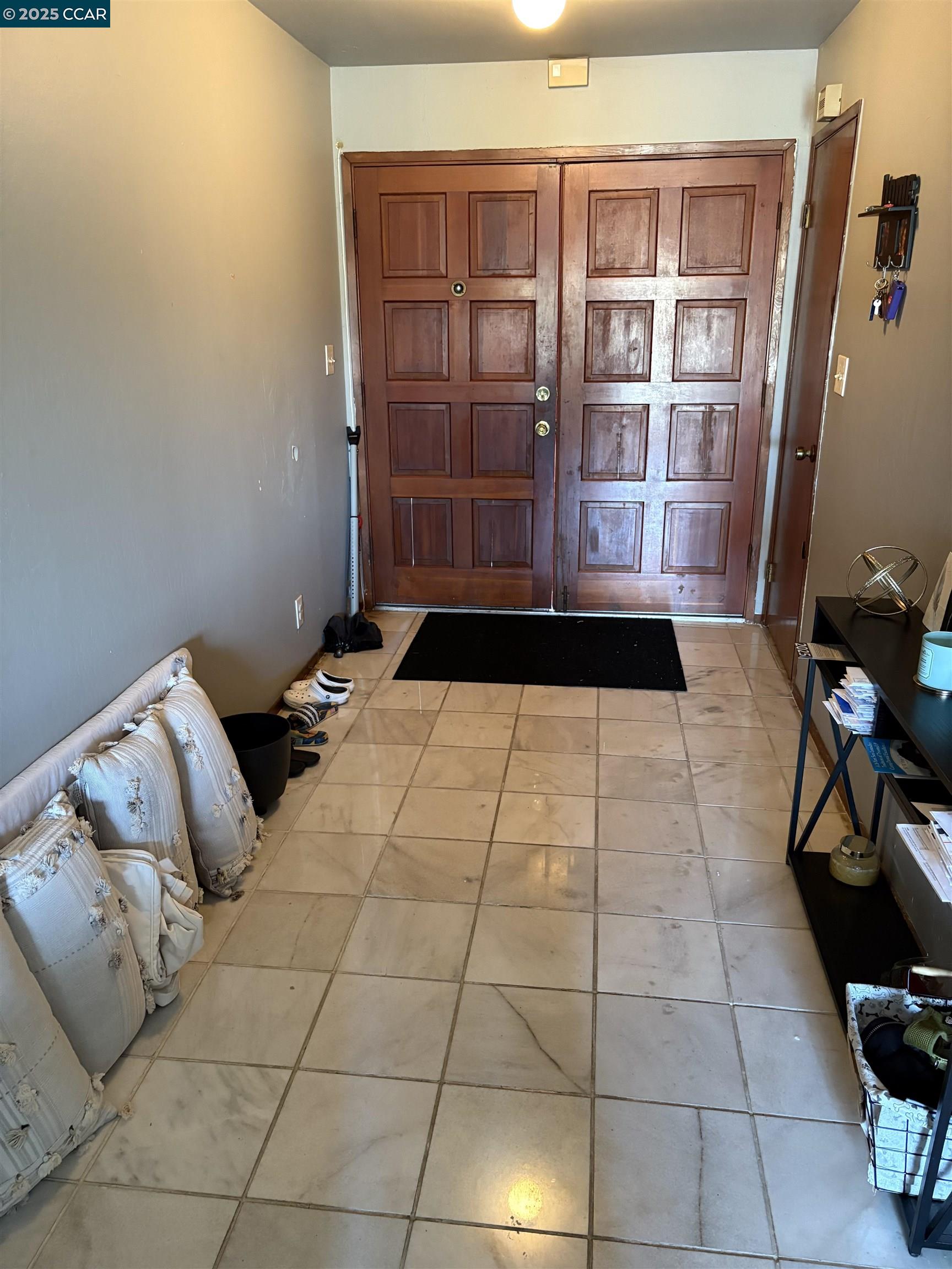 Detail Gallery Image 2 of 28 For 9501 Castlewood Street, Oakland,  CA 94603 - 3 Beds | 2/1 Baths
