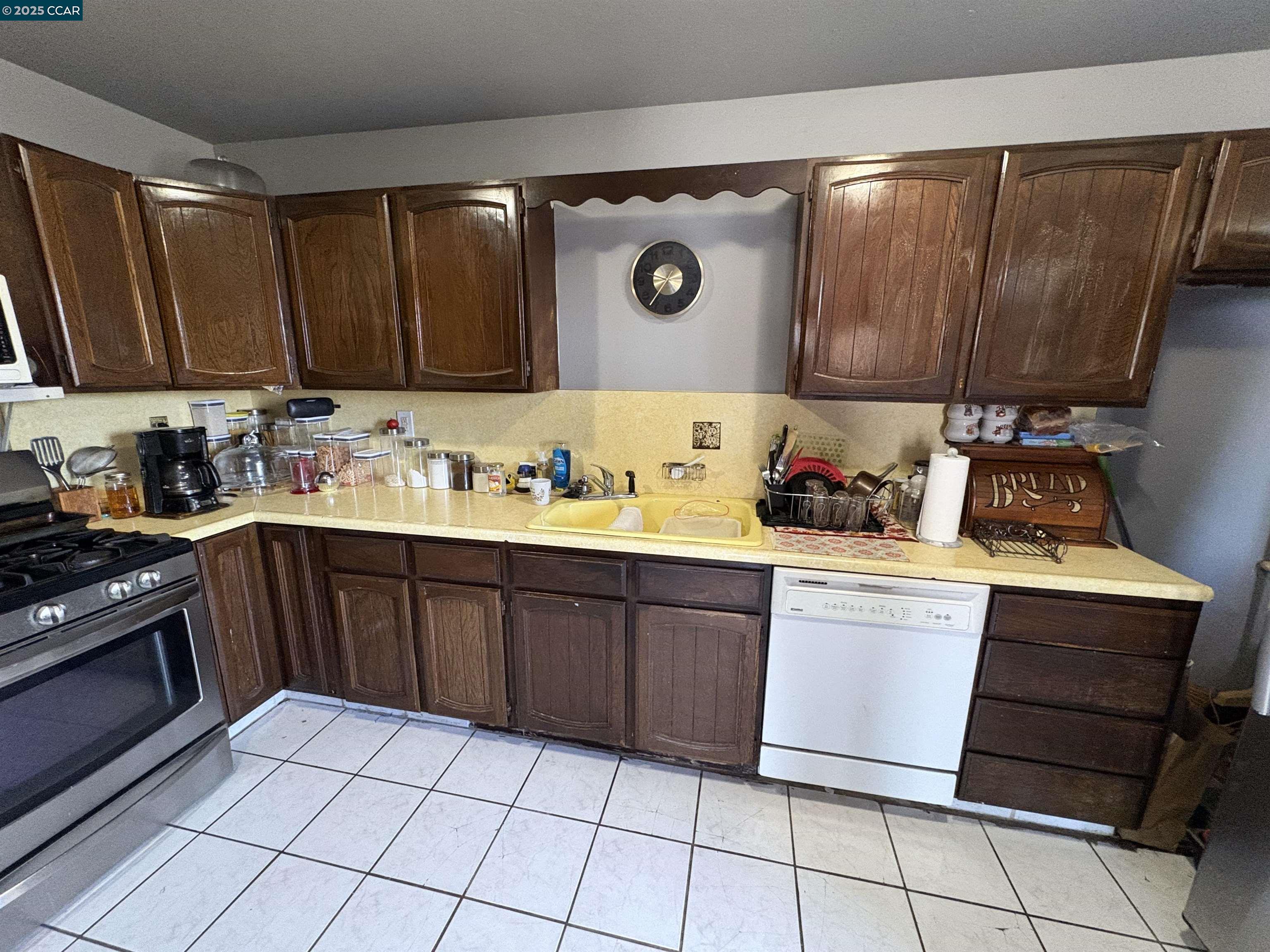 Detail Gallery Image 7 of 28 For 9501 Castlewood Street, Oakland,  CA 94603 - 3 Beds | 2/1 Baths