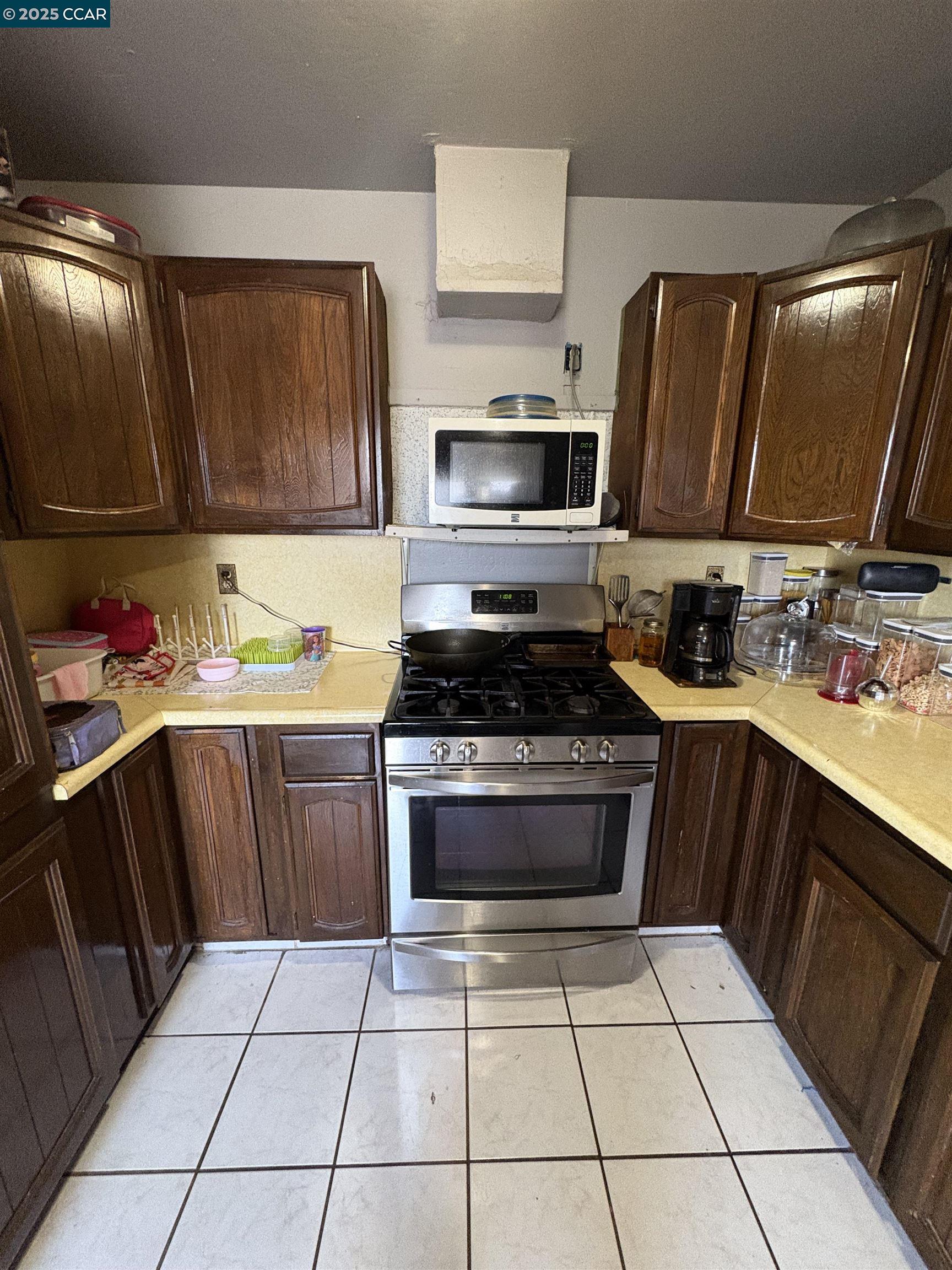Detail Gallery Image 8 of 28 For 9501 Castlewood Street, Oakland,  CA 94603 - 3 Beds | 2/1 Baths