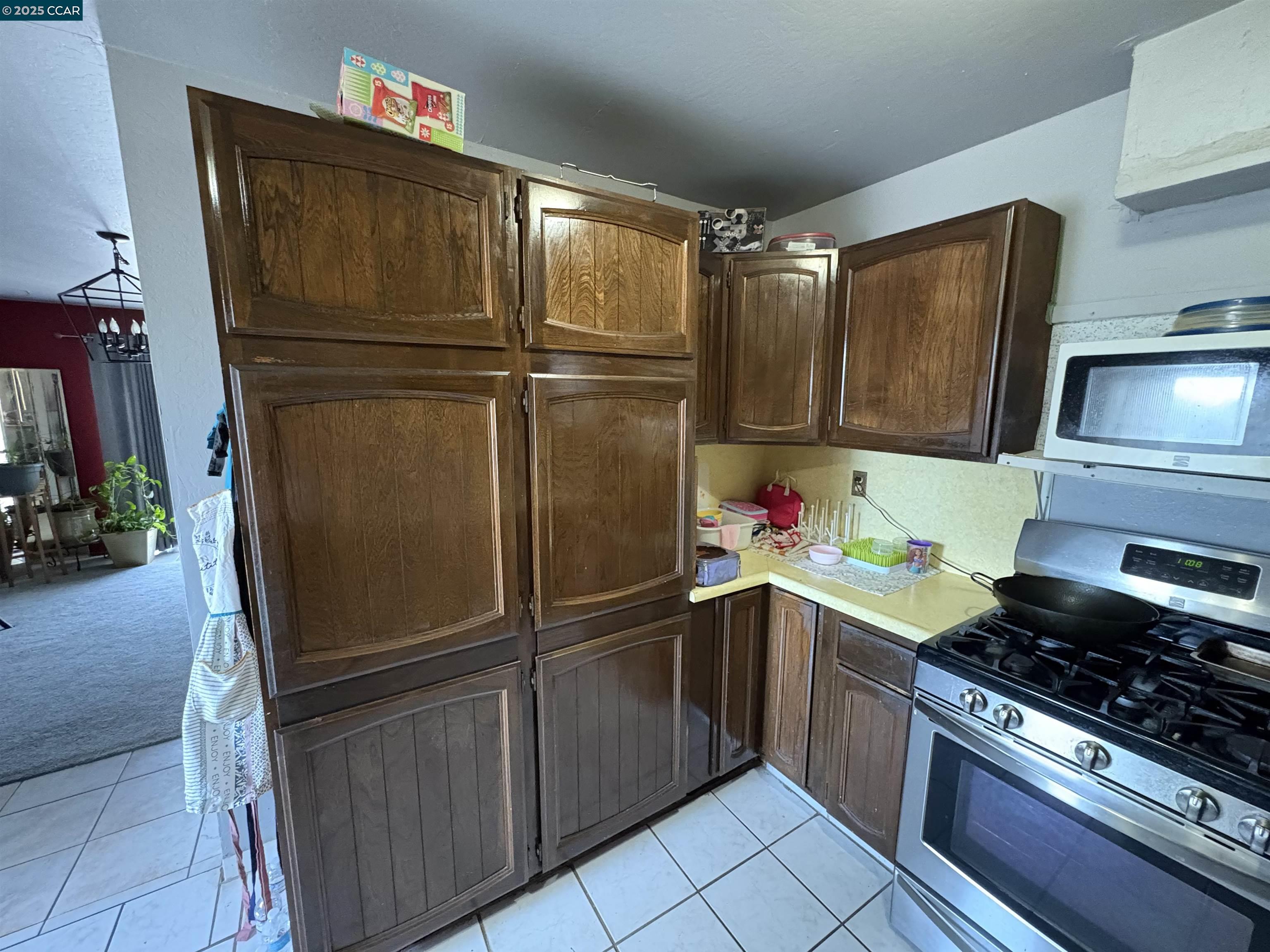 Detail Gallery Image 10 of 28 For 9501 Castlewood Street, Oakland,  CA 94603 - 3 Beds | 2/1 Baths