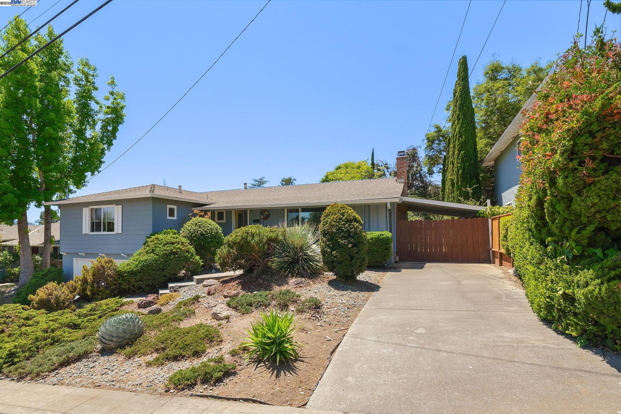 Detail Gallery Image 2 of 20 For 17915 Lamson Rd., Castro Valley,  CA 94546 - 4 Beds | 2/1 Baths