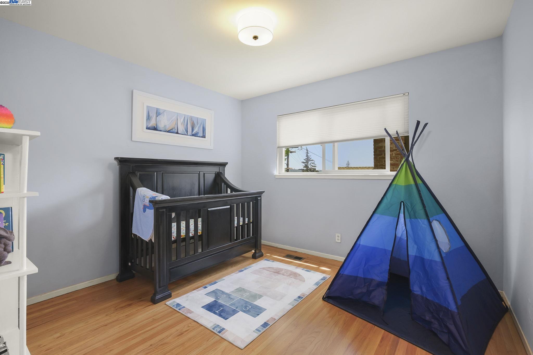 Detail Gallery Image 11 of 20 For 17915 Lamson Rd., Castro Valley,  CA 94546 - 4 Beds | 2/1 Baths