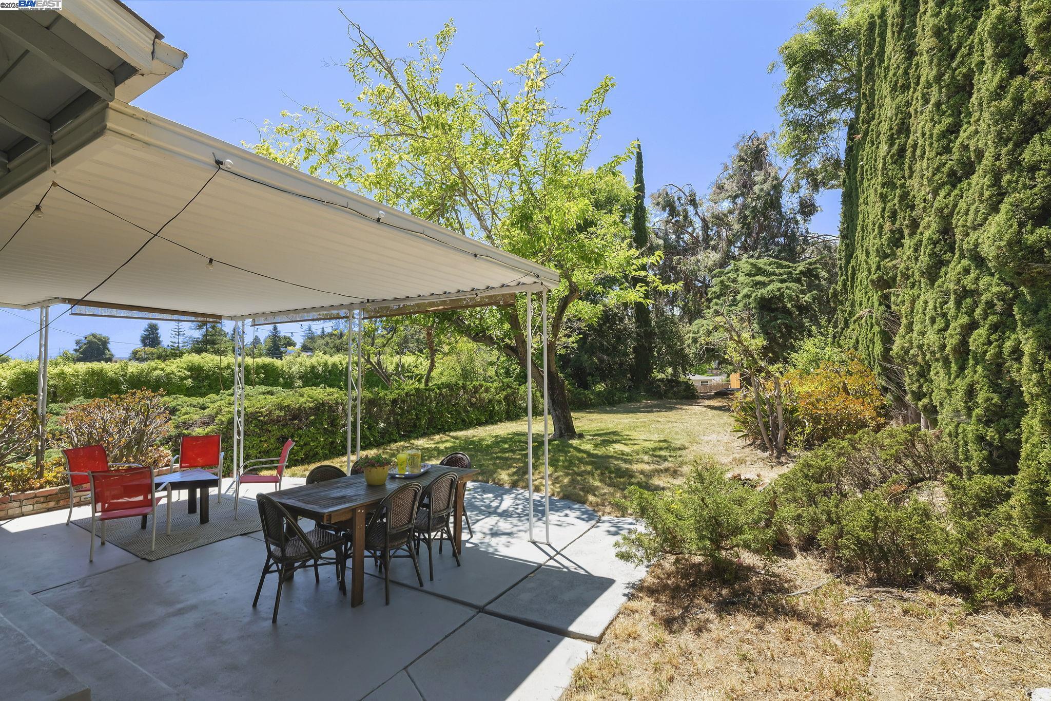 Detail Gallery Image 17 of 20 For 17915 Lamson Rd., Castro Valley,  CA 94546 - 4 Beds | 2/1 Baths
