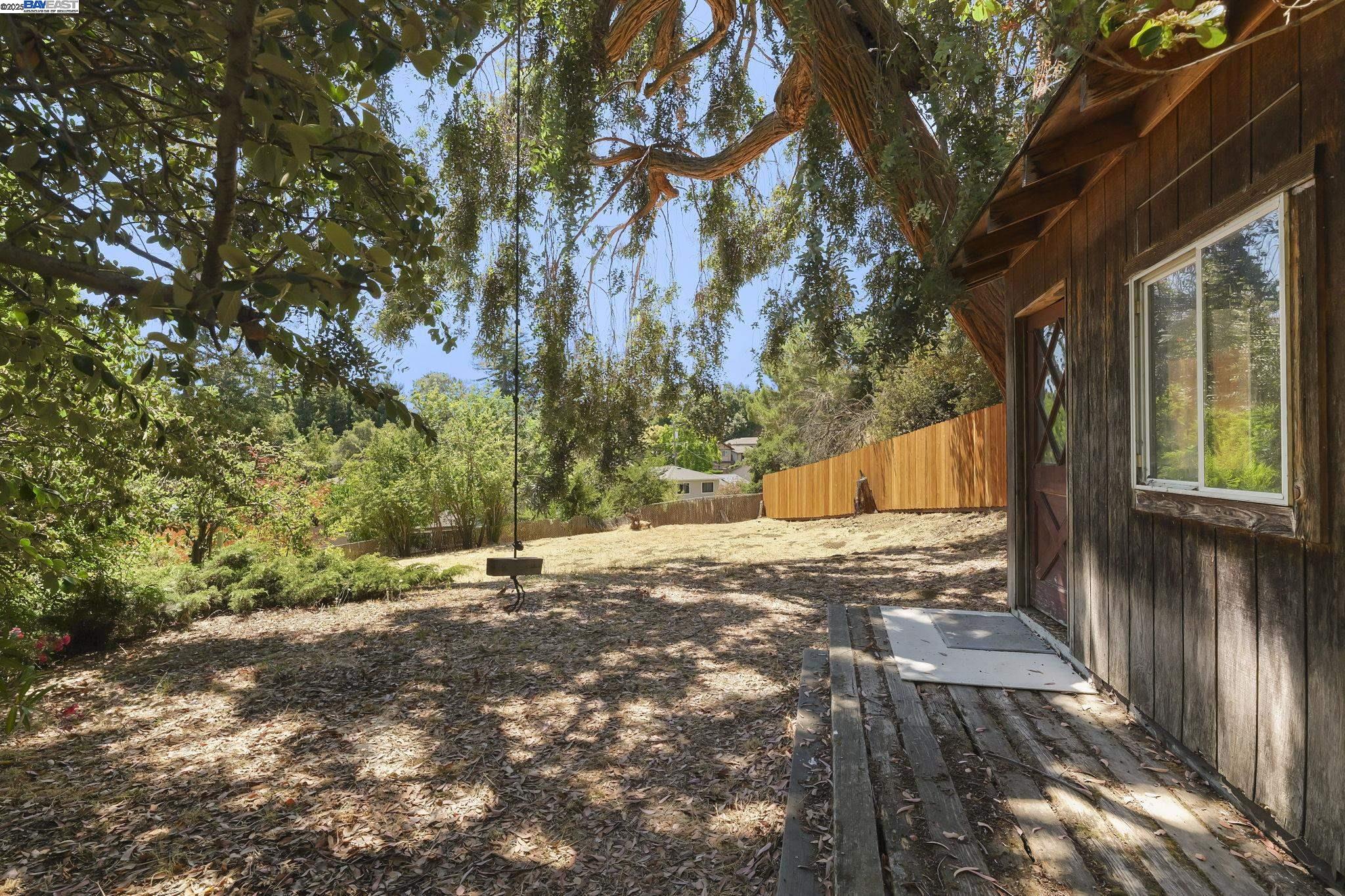 Detail Gallery Image 18 of 20 For 17915 Lamson Rd., Castro Valley,  CA 94546 - 4 Beds | 2/1 Baths