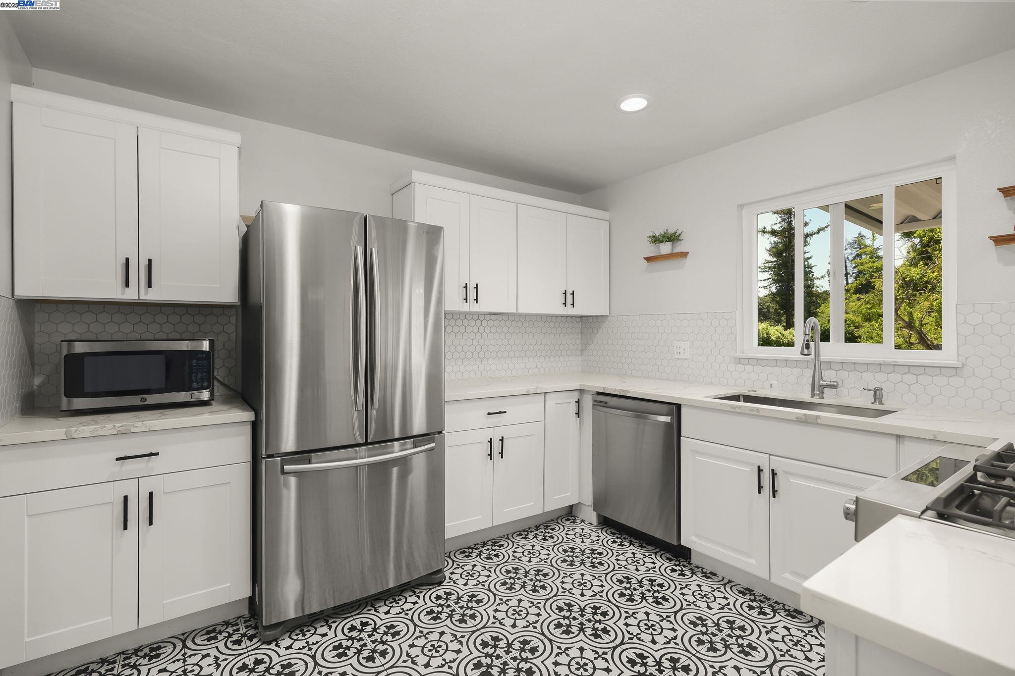 Detail Gallery Image 6 of 20 For 17915 Lamson Rd., Castro Valley,  CA 94546 - 4 Beds | 2/1 Baths