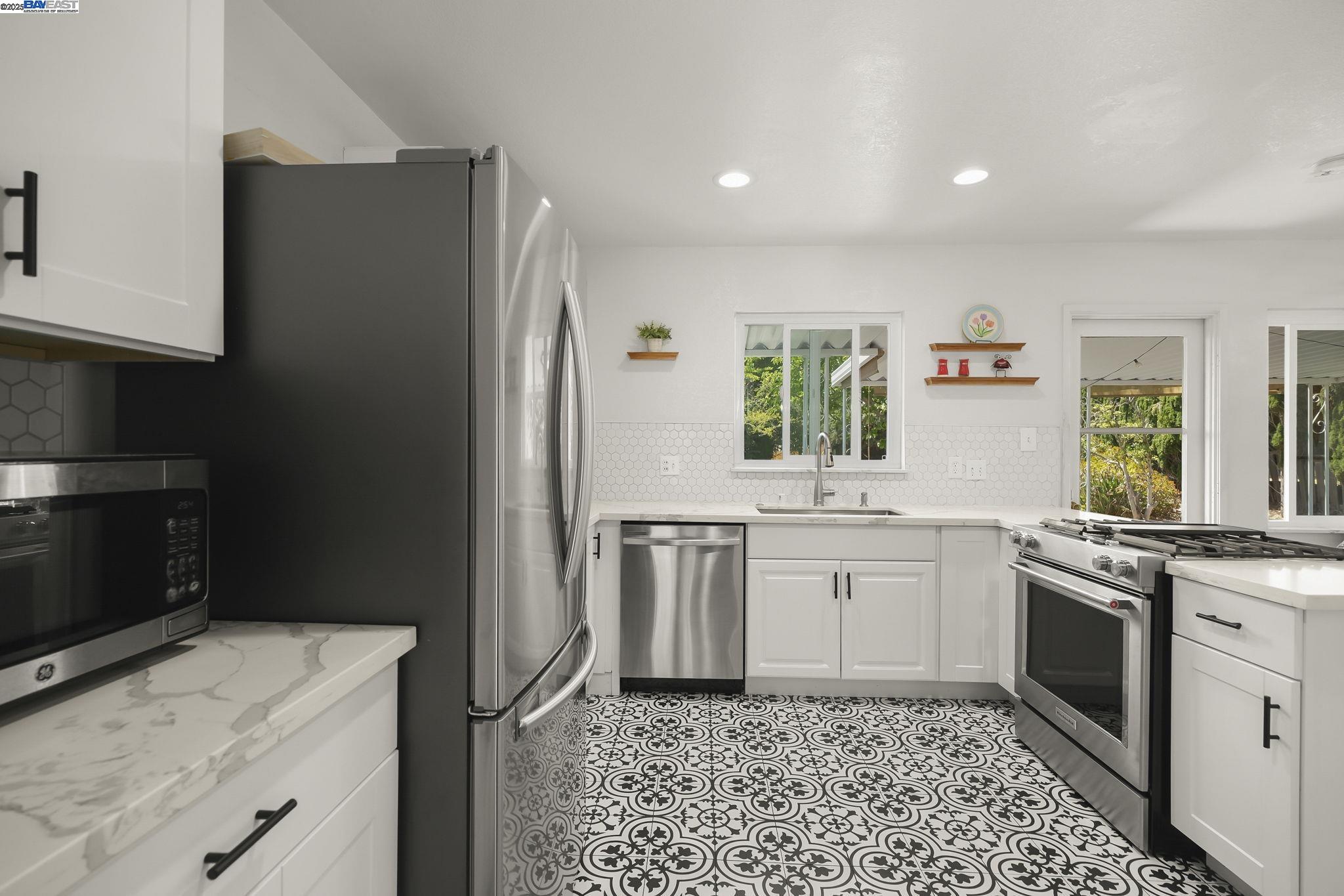 Detail Gallery Image 7 of 20 For 17915 Lamson Rd., Castro Valley,  CA 94546 - 4 Beds | 2/1 Baths