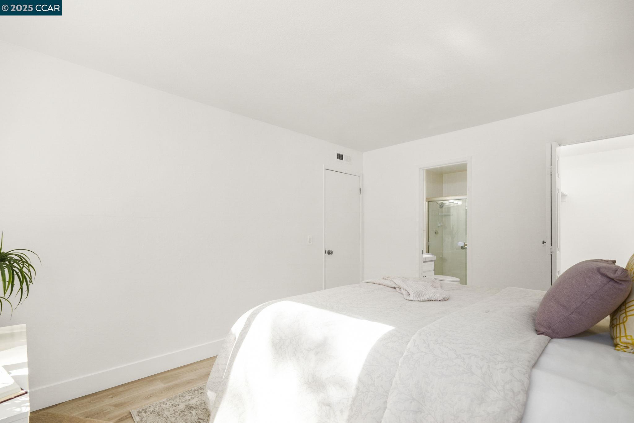 Photo #15: 41103539 Listing: Photo #15