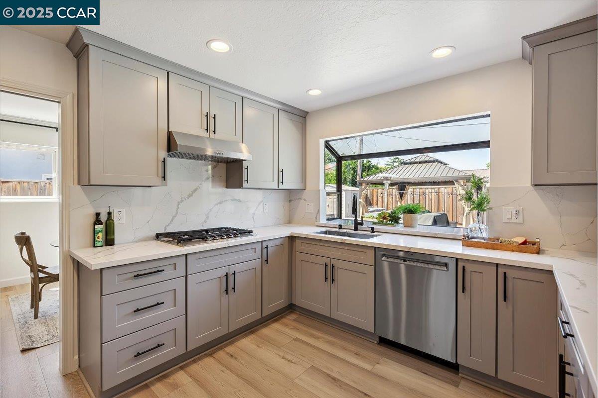Detail Gallery Image 12 of 36 For 5179 Paul Scarlet Dr, Concord,  CA 94521 - 4 Beds | 2/1 Baths