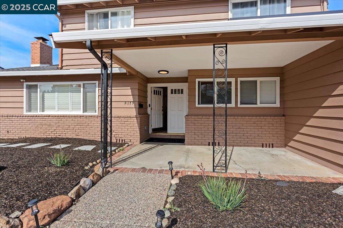 Detail Gallery Image 4 of 36 For 5179 Paul Scarlet Dr, Concord,  CA 94521 - 4 Beds | 2/1 Baths