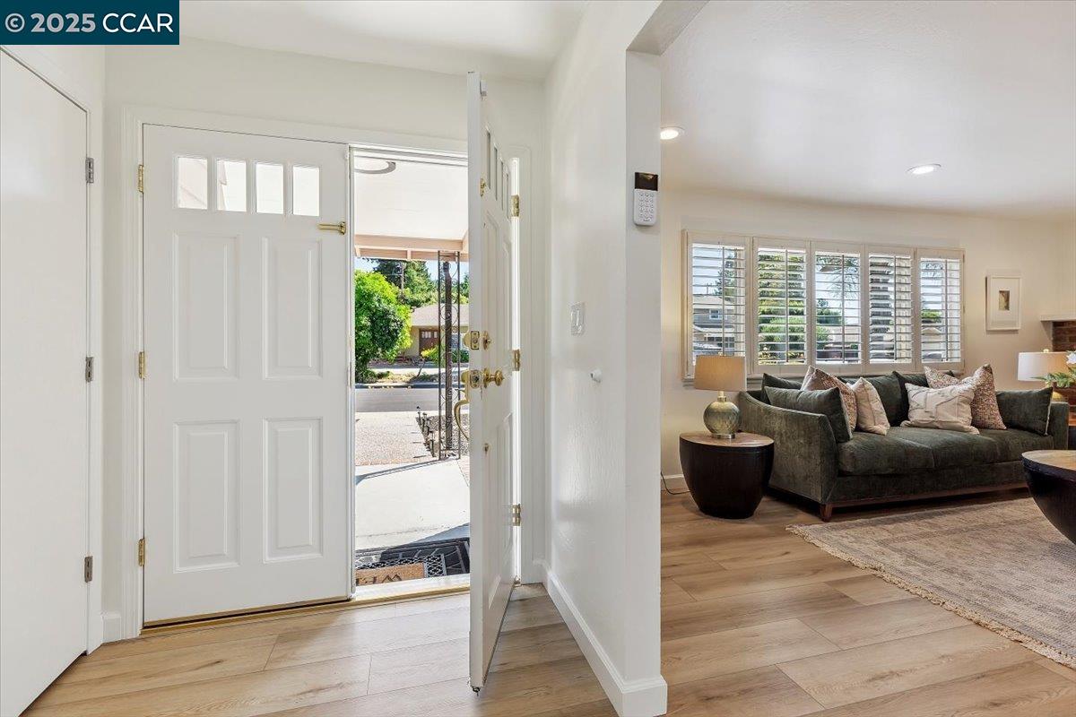 Detail Gallery Image 5 of 36 For 5179 Paul Scarlet Dr, Concord,  CA 94521 - 4 Beds | 2/1 Baths