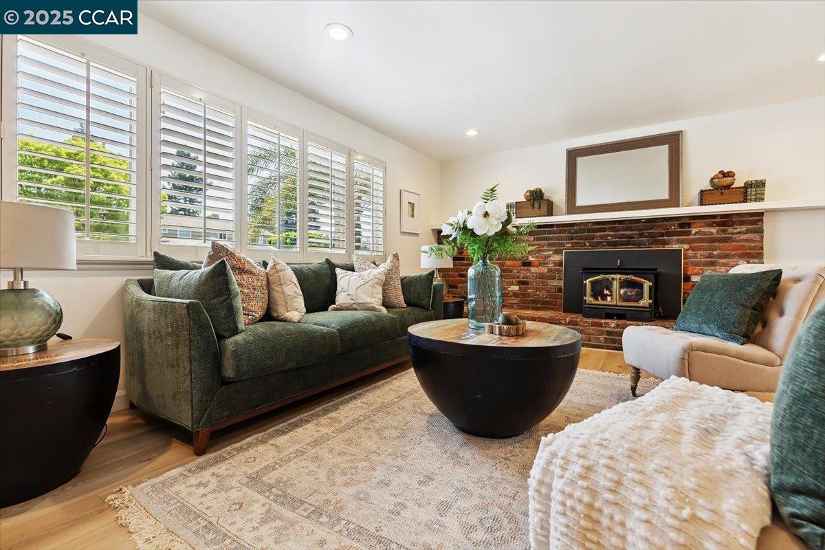 Detail Gallery Image 6 of 36 For 5179 Paul Scarlet Dr, Concord,  CA 94521 - 4 Beds | 2/1 Baths