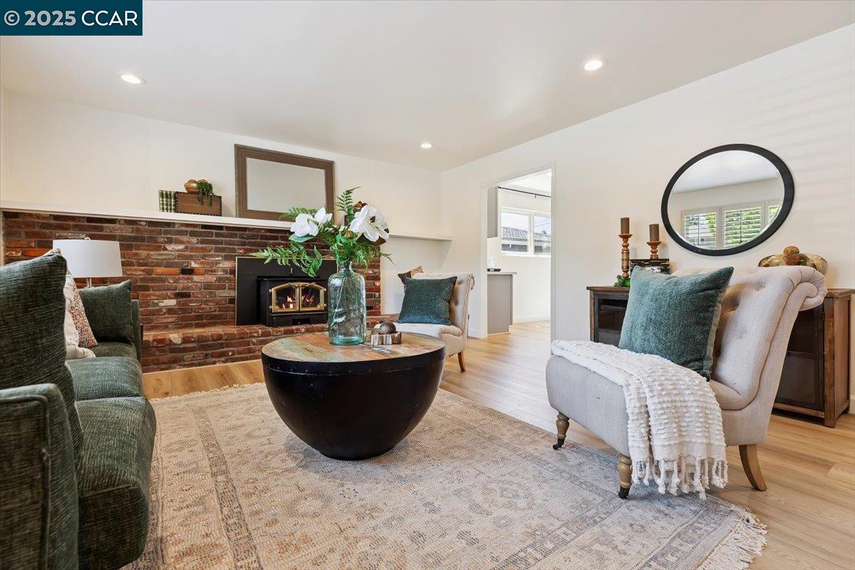 Detail Gallery Image 7 of 36 For 5179 Paul Scarlet Dr, Concord,  CA 94521 - 4 Beds | 2/1 Baths