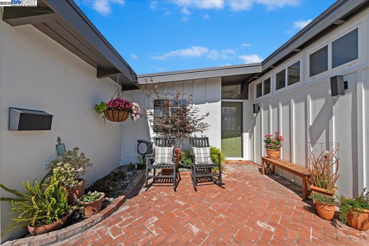 Detail Gallery Image 2 of 32 For 427 Bernal Ave, Livermore,  CA 94551 - 3 Beds | 2 Baths