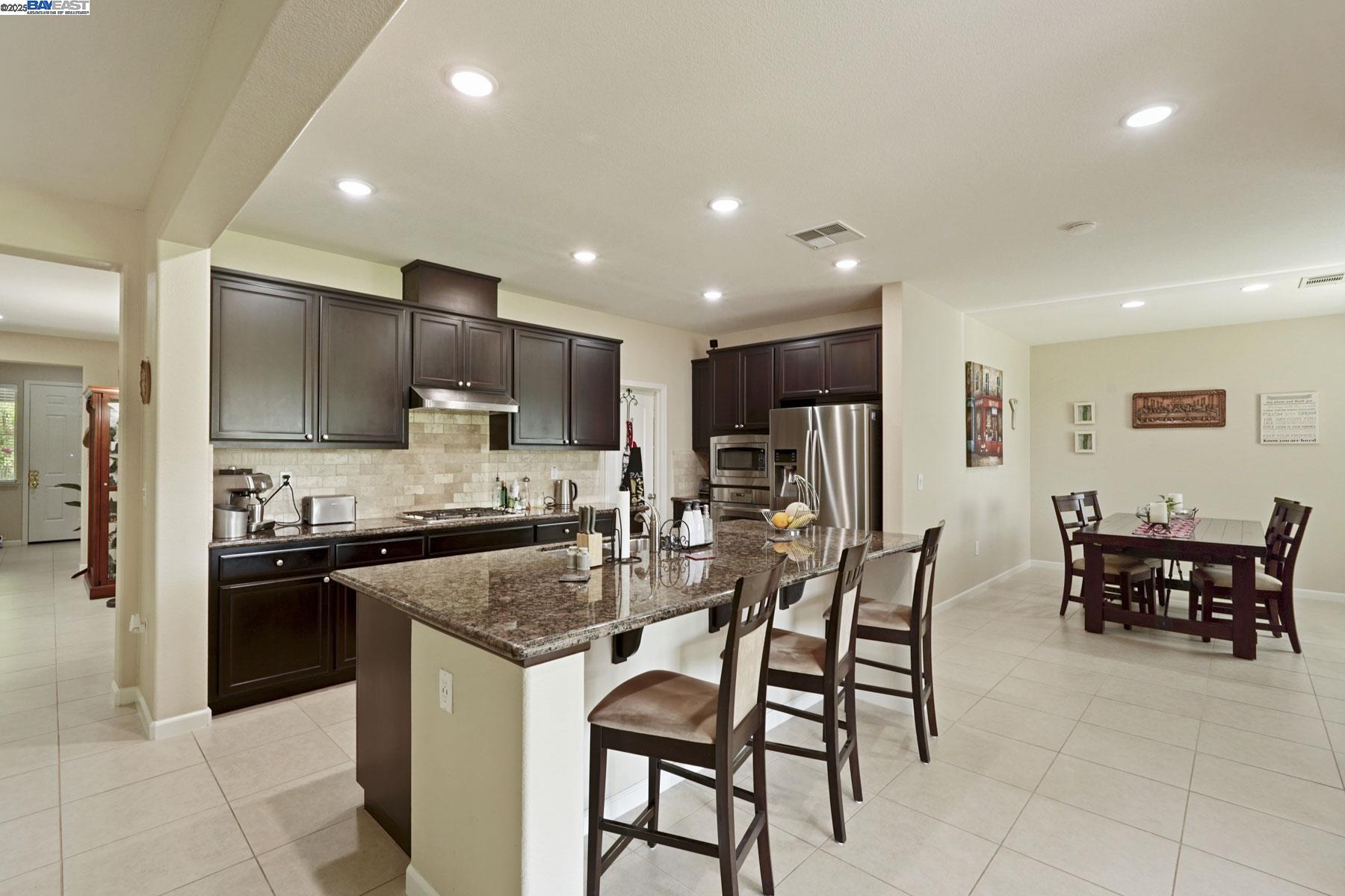 Detail Gallery Image 14 of 55 For 247 N Menlo Park Ct, Mountain House,  CA 95391 - 4 Beds | 3/1 Baths