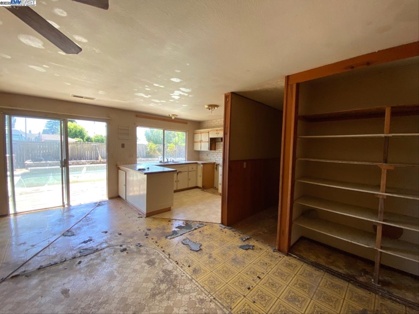 Detail Gallery Image 4 of 17 For 7402 Circle Drive, Rohnert Park,  CA 94928 - 3 Beds | 2 Baths