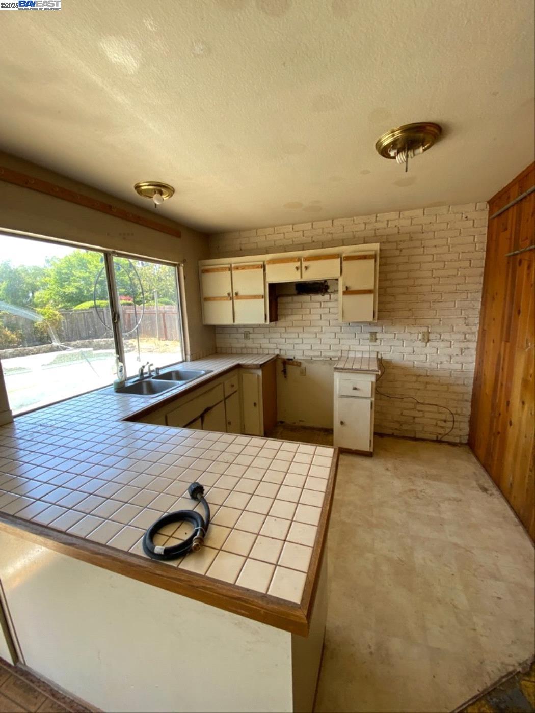 Detail Gallery Image 5 of 17 For 7402 Circle Drive, Rohnert Park,  CA 94928 - 3 Beds | 2 Baths