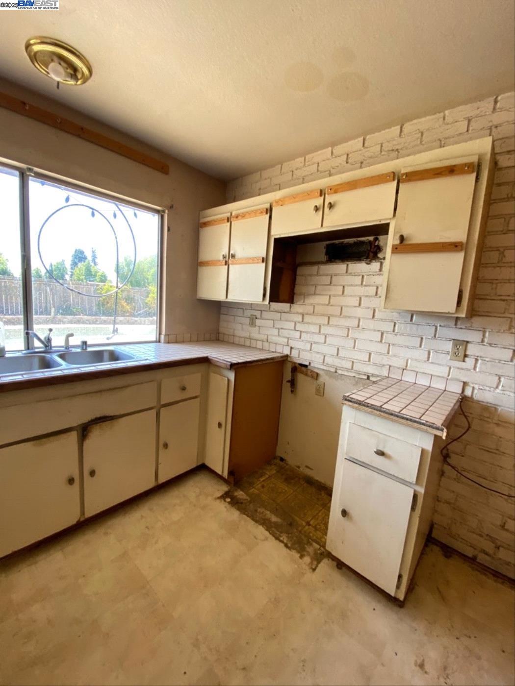Detail Gallery Image 6 of 17 For 7402 Circle Drive, Rohnert Park,  CA 94928 - 3 Beds | 2 Baths