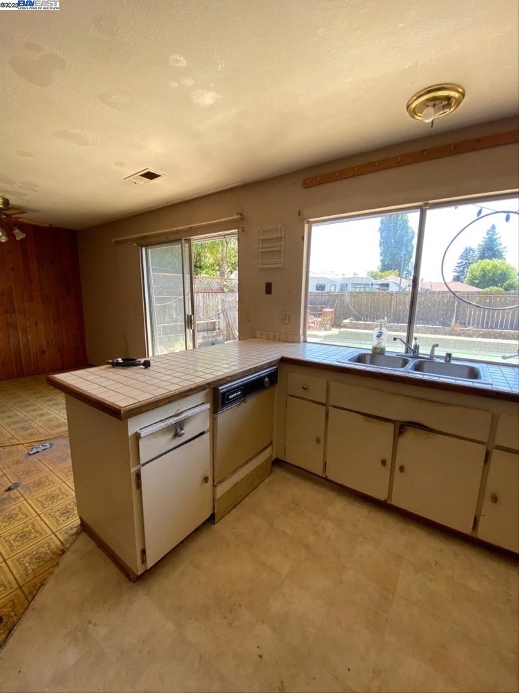 Detail Gallery Image 7 of 17 For 7402 Circle Drive, Rohnert Park,  CA 94928 - 3 Beds | 2 Baths