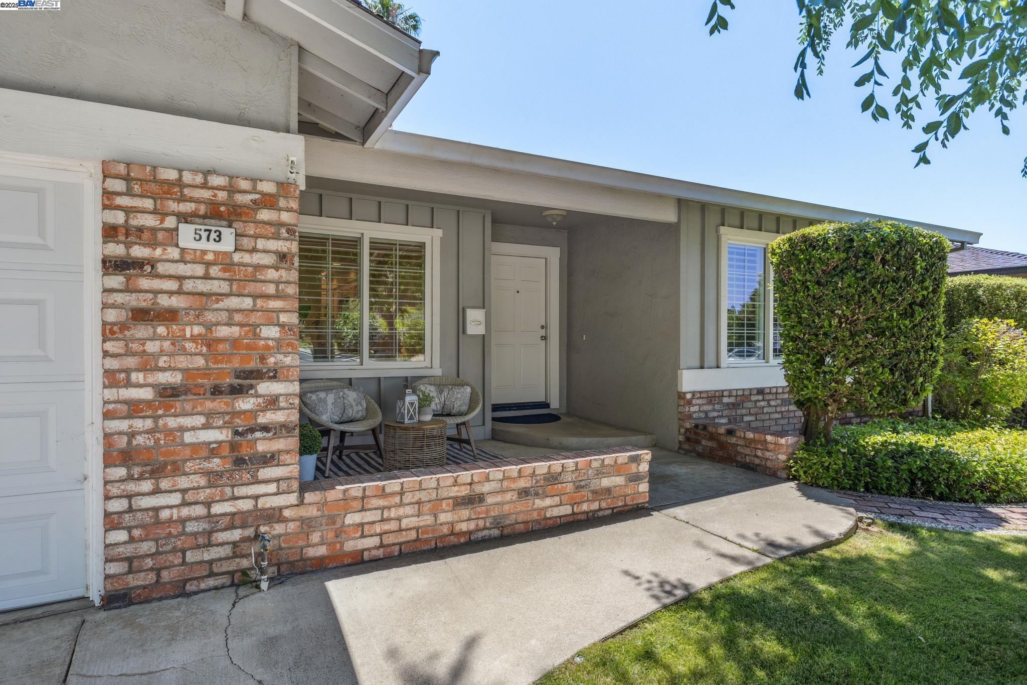 Detail Gallery Image 2 of 46 For 573 Junipero St, Pleasanton,  CA 94566 - 4 Beds | 2 Baths