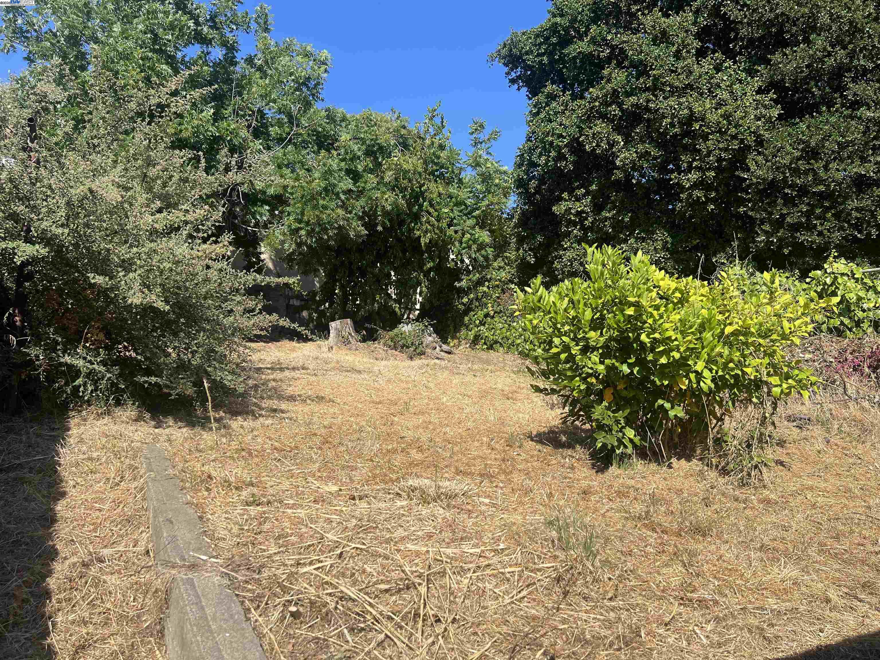 Detail Gallery Image 3 of 4 For 6908 Macarthur Blvd, Oakland,  CA 94605 - 3 Beds | 1/1 Baths