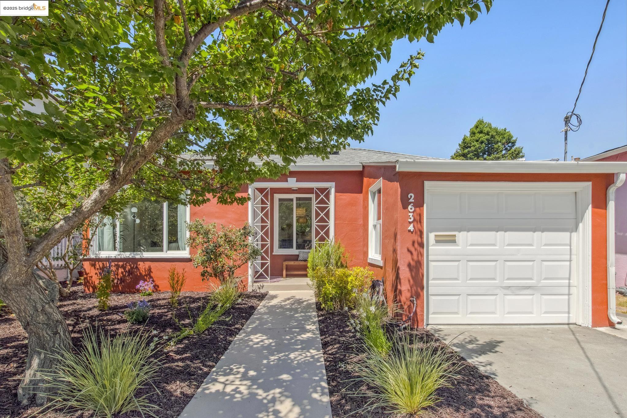 Detail Gallery Image 2 of 34 For 2634 Acton, Berkeley,  CA 94702 - 2 Beds | 1 Baths