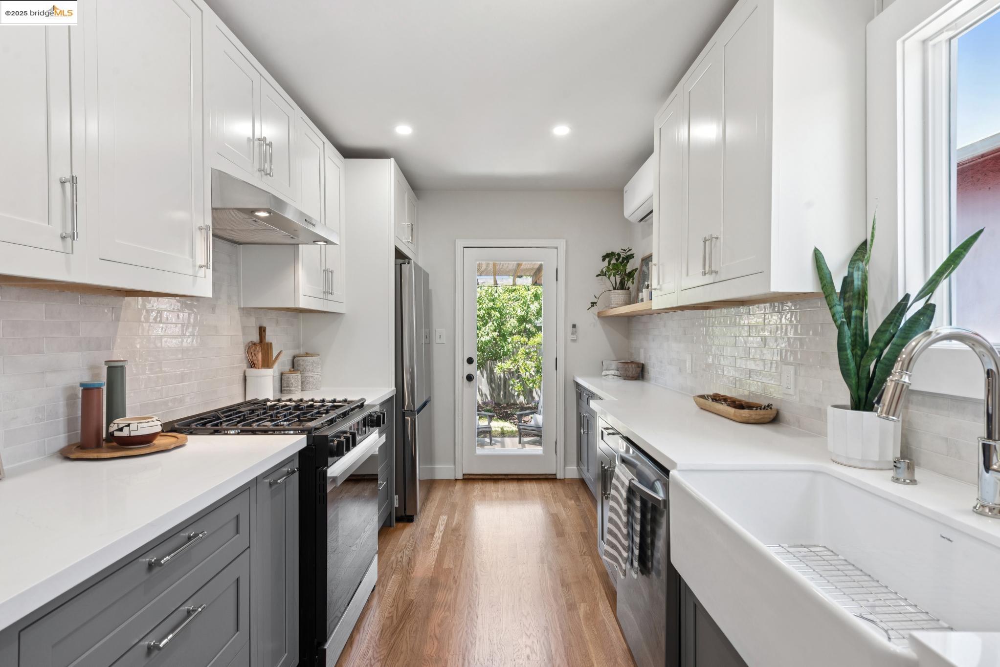 Detail Gallery Image 11 of 34 For 2634 Acton, Berkeley,  CA 94702 - 2 Beds | 1 Baths