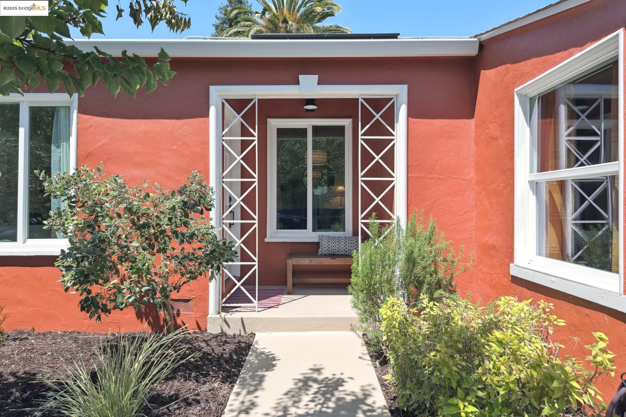 Detail Gallery Image 3 of 34 For 2634 Acton, Berkeley,  CA 94702 - 2 Beds | 1 Baths