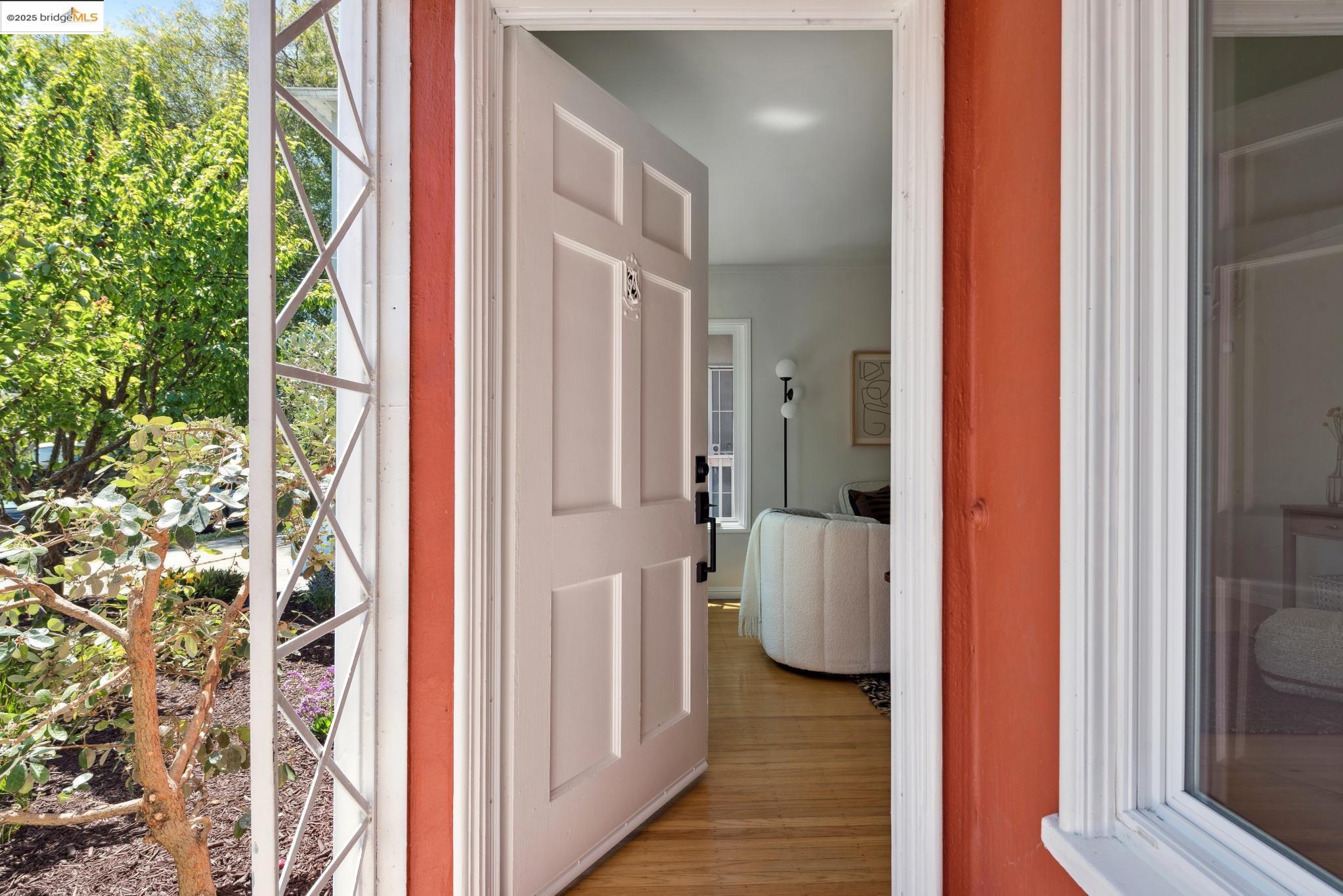 Detail Gallery Image 4 of 34 For 2634 Acton, Berkeley,  CA 94702 - 2 Beds | 1 Baths