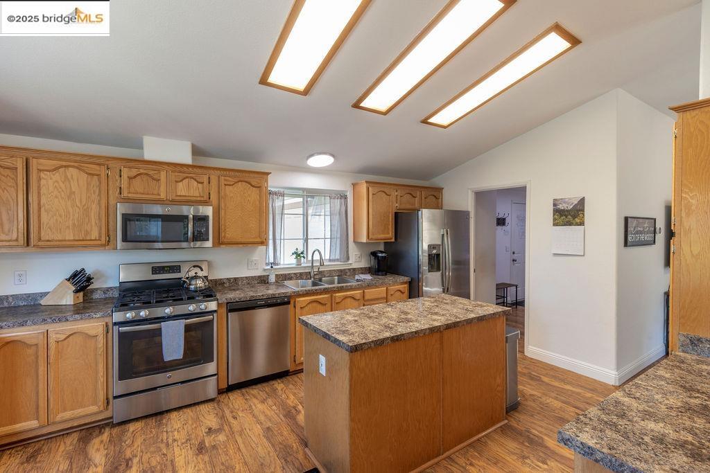 Detail Gallery Image 5 of 56 For 20828 Ferretti Rd, Groveland,  CA 95321 - 3 Beds | 2 Baths