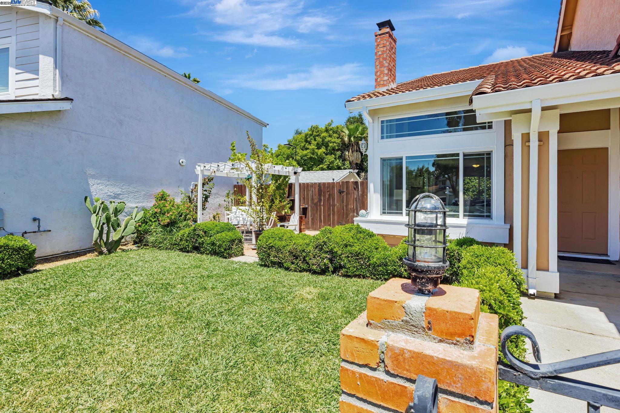 Detail Gallery Image 4 of 50 For 4243 Nerissa Cir, Fremont,  CA 94555 - 4 Beds | 1/1 Baths
